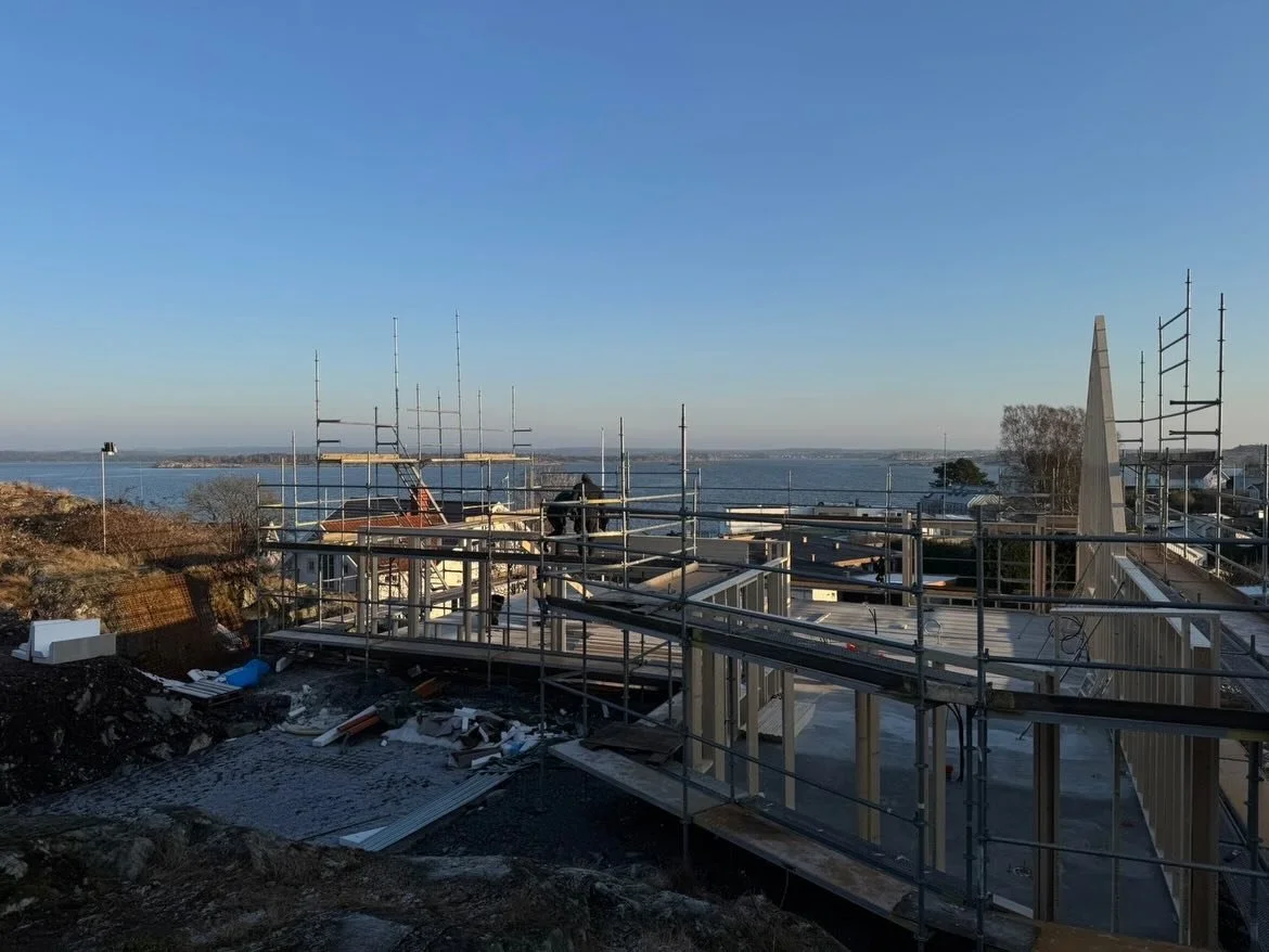 Just nu p&aring;g&aring;r ett sp&auml;nnande bygge ute i Onsala d&auml;r vi reser stomme och takstolar f&ouml;r ett modernt och v&auml;lplanerat hus med stora sociala ytor. L&auml;get bjuder p&aring; en fantastisk havsutsikt och kommer verkligen lyft