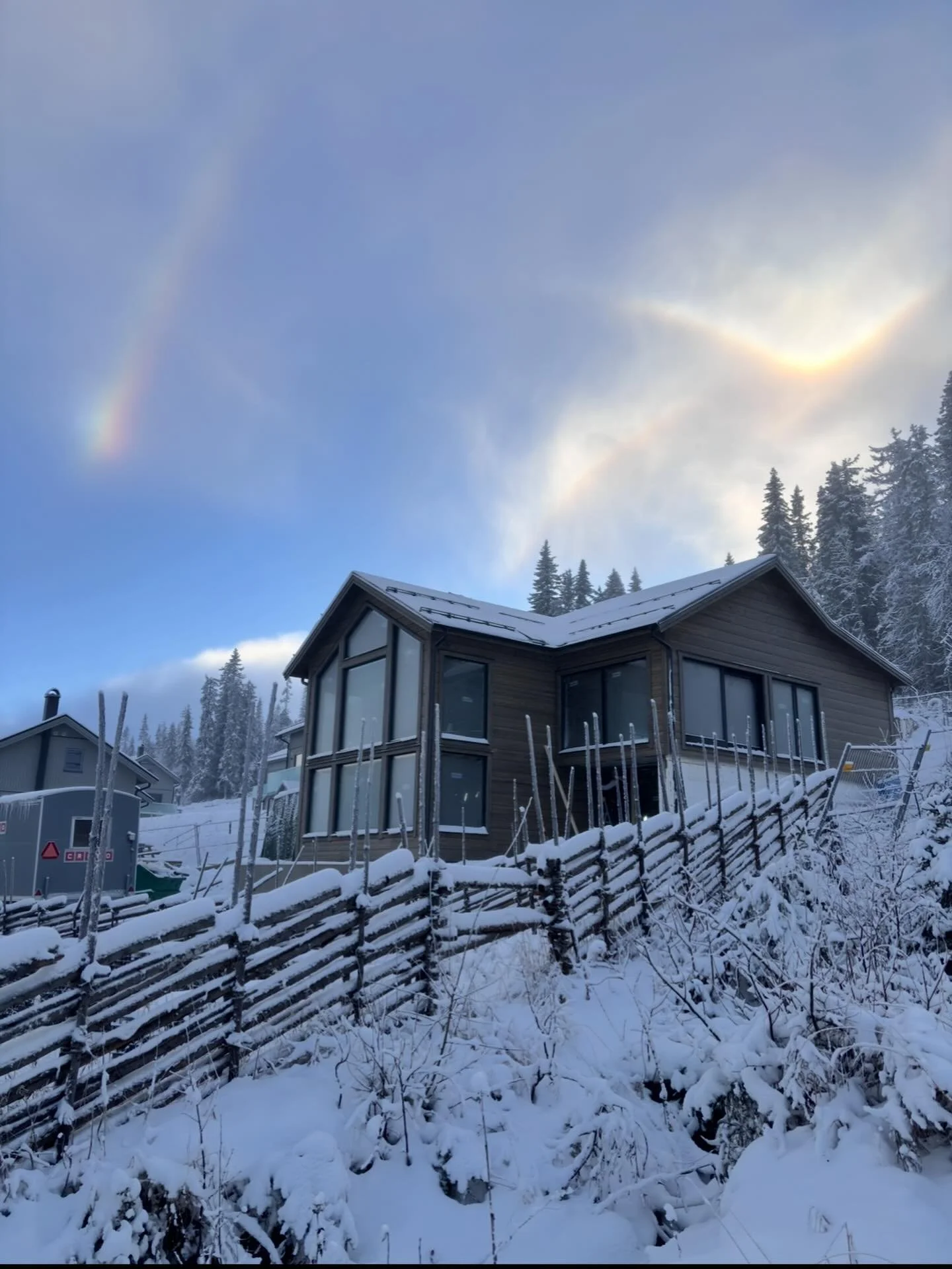 ✨ Dr&ouml;mmer du om ett hem n&auml;ra naturen?
H&auml;r skapar vi moderna bost&auml;der med ljus, rymd och genomt&auml;nkt arkitektur &ndash; byggda f&ouml;r nordiskt klimat och l&aring;ng livsl&auml;ngd.

🔨 P&aring;g&aring;ende projekt
🏔️ Naturen