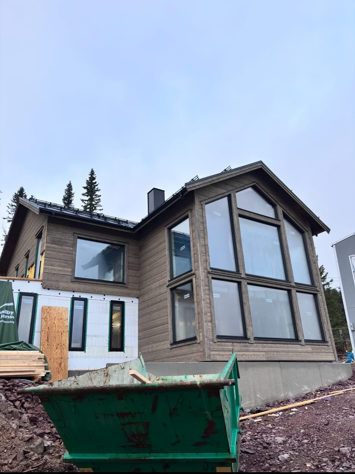 Steg f&ouml;r steg b&ouml;rjar allt ta form ⚒️
Det &auml;r n&aring;got speciellt med att se visionen bli verklighet &ndash; fr&aring;n ritning, till stomme, till hem. Vi &auml;r mitt i processen och det k&auml;nns b&aring;de stort och v&auml;ldigt ro