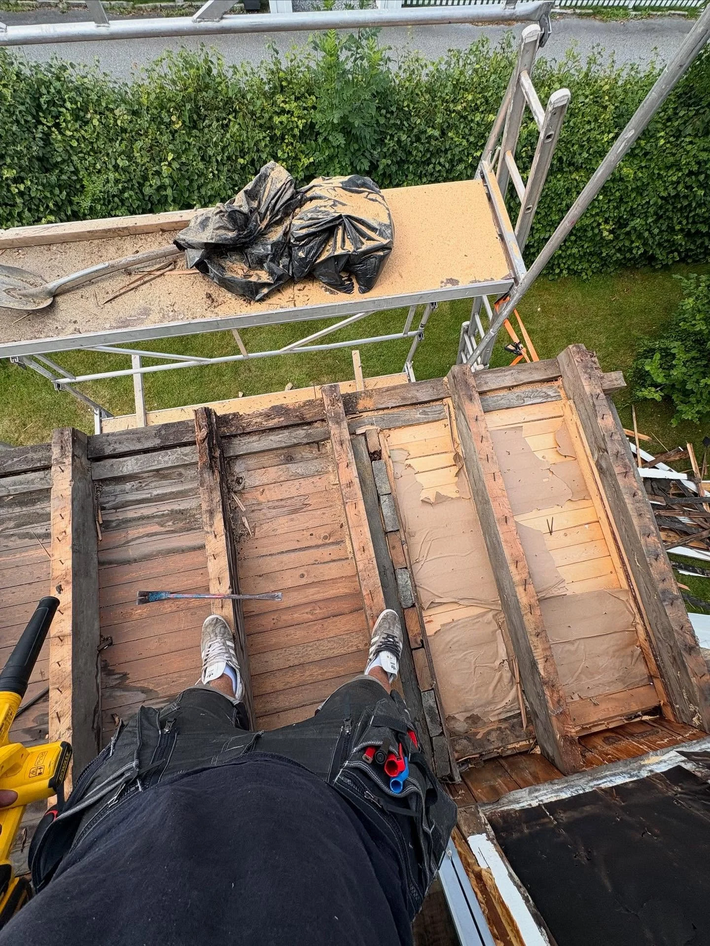 Fr&aring;n gammalt och slitet till nytt och fr&auml;scht! 🔨
F&ouml;rst rev vi ner den gamla balkongen bit f&ouml;r bit &ndash; damm, s&aring;gsp&aring;n och envisa br&auml;dor fick ge vika. Sedan byggde vi upp allt p&aring; nytt, med fr&auml;scha re