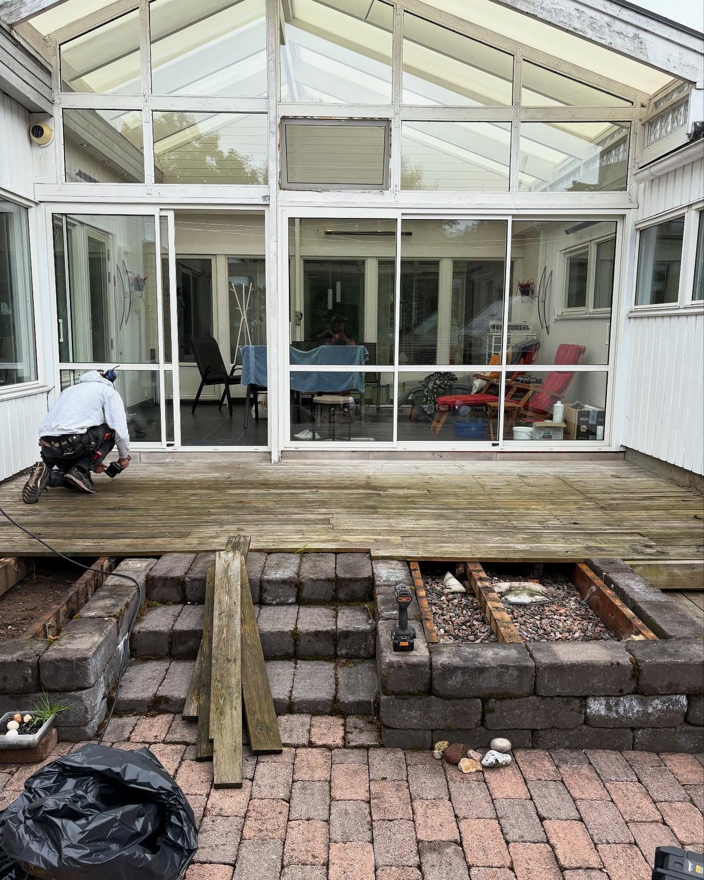 🔨 Ny altan &ndash; nytt liv till uteplatsen! ☀️

Vi har precis f&auml;rdigst&auml;llt en ny altan &aring;t en n&ouml;jd kund, och resultatet talar f&ouml;r sig sj&auml;lv! Fr&aring;n en oj&auml;mn och outnyttjad yta till en stabil, snygg och inbjuda