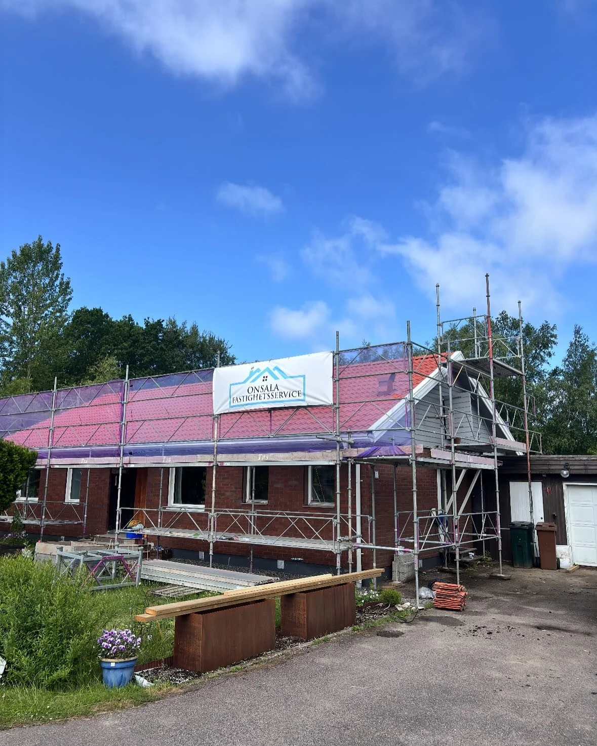 Takbyte ✔️ Ett nytt tak &auml;r p&aring; plats och &auml;nnu en n&ouml;jd kund! Stort tack f&ouml;r f&ouml;rtroendet. Vi p&aring; Onsala Fastighetsservice &auml;r stolta &ouml;ver resultatet! ☀️🔨 #Takbyte #OnsalaFastighetsservice #NyttTak