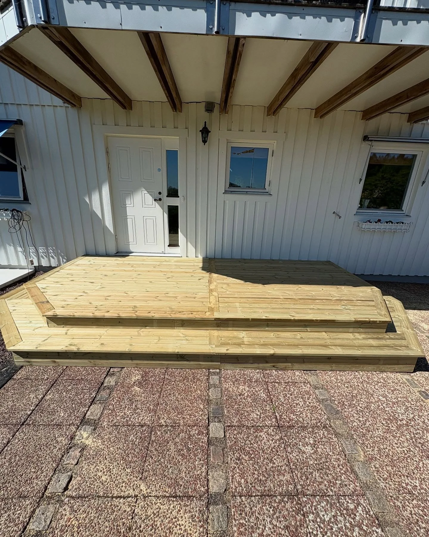 En kund som ville ha hj&auml;lp med uppfr&auml;schning av veranda samt g&ouml;ra den sn&auml;ppet st&ouml;rre ! B&aring;de vi &amp; kund &auml;r super n&ouml;jda 👌🏽#trall #veranda #onsalafastighetsservice