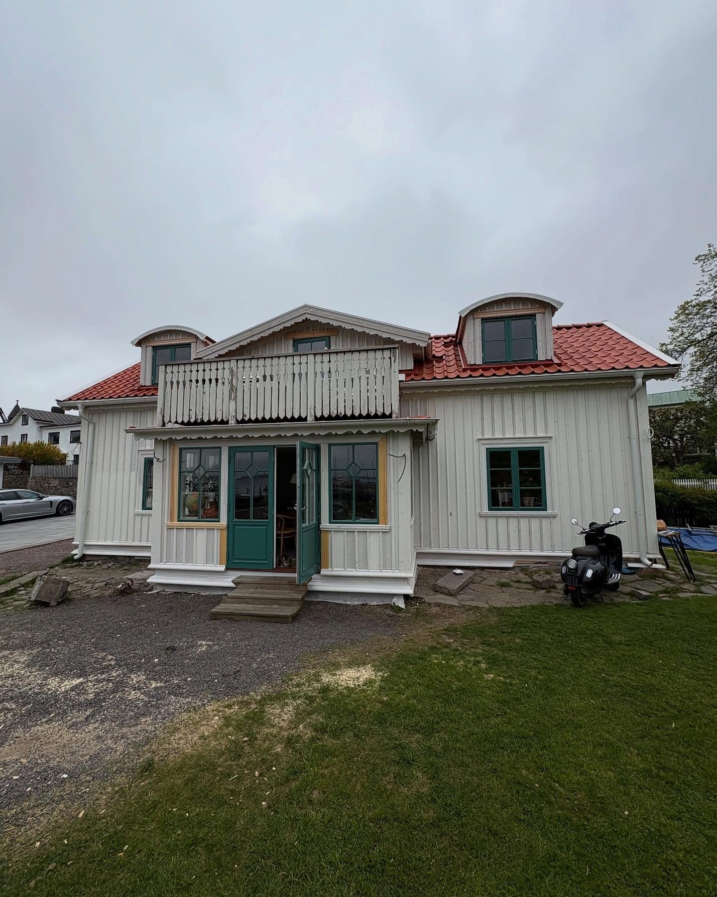 H&auml;r kommer lite bilder fr&aring;n senaste jobbet vi f&auml;rdig st&auml;llde i L&aring;ngedrag!  Vi har kompletterat med panel/ lockpanel, samt f&auml;st upp foder runt alla f&ouml;nster &amp; d&ouml;rrar! &Auml;ven monterat solb&auml;nk under p