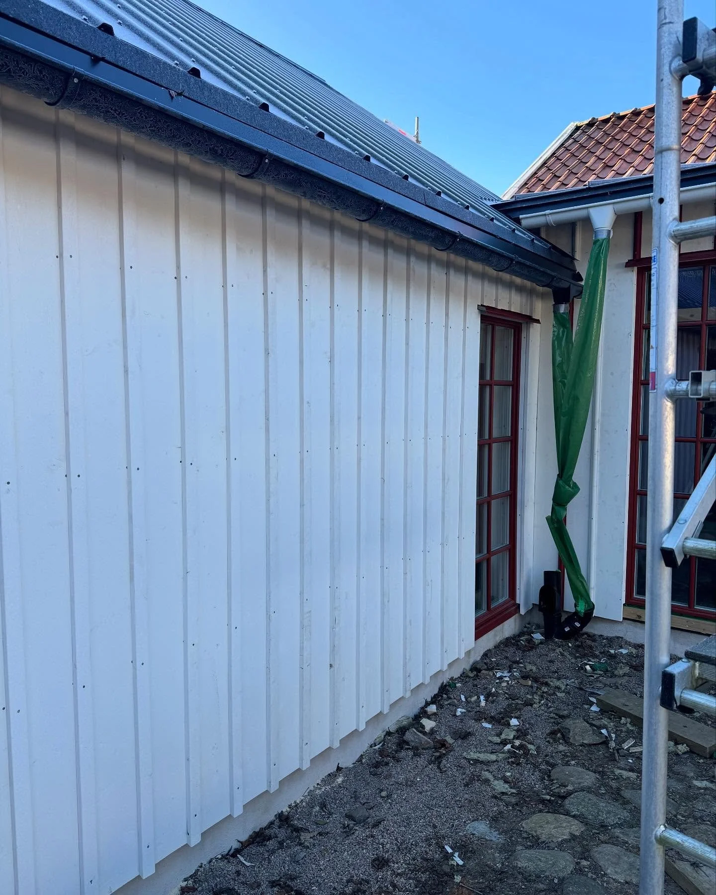 Nytt panelprojekt &ndash; en riktig uppgradering! ✨🏡

Vi har precis avslutat ett sp&auml;nnande projekt d&auml;r vi monterade nya paneler p&aring; det h&auml;r huset &ndash; och vilket lyft det blev! Huset har f&aring;tt en helt ny, fr&auml;sch look