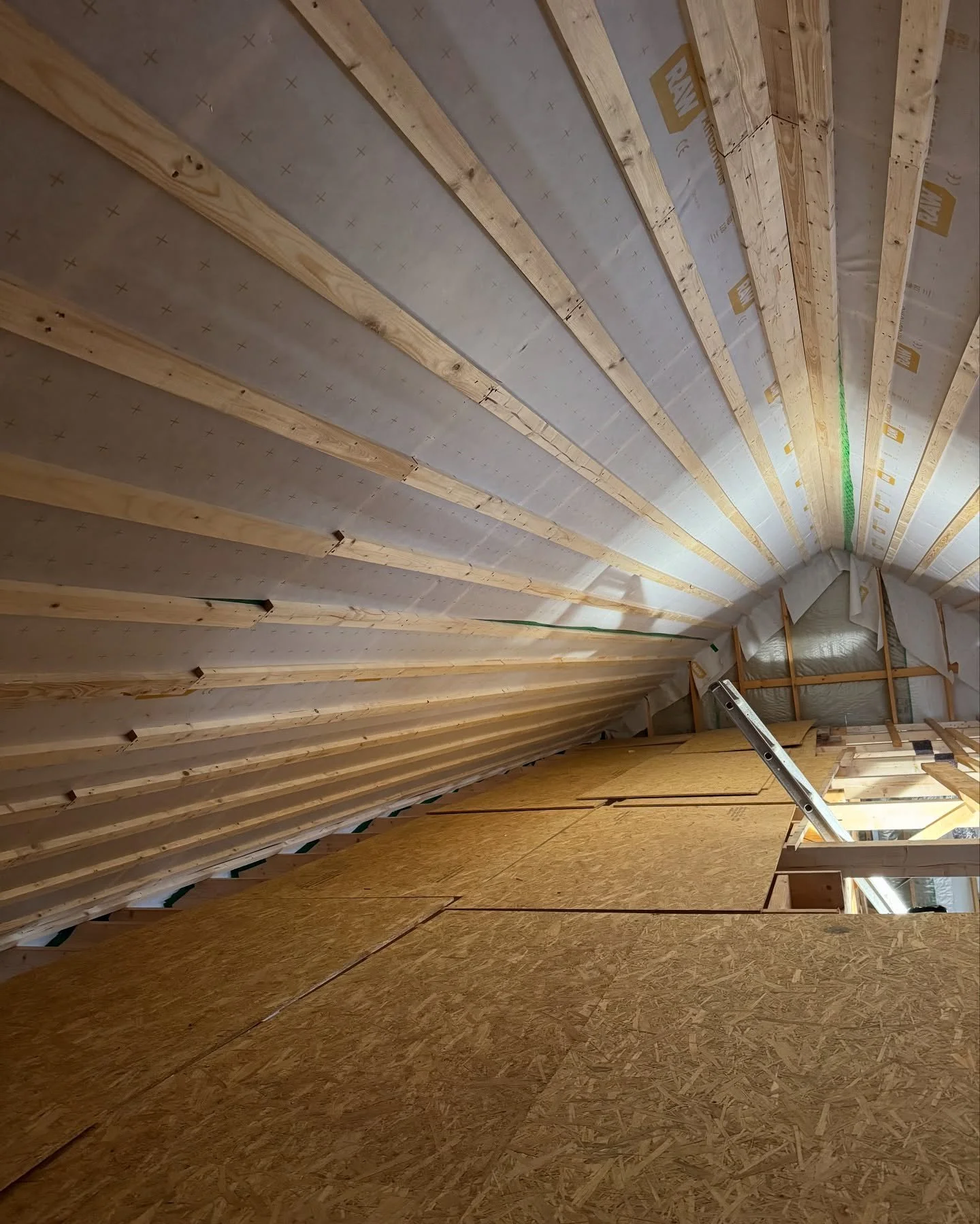 F&auml;rdigt resultat fr&aring;n en utbyggnad nere i &Aring;sa🔨  Vi har hj&auml;lp kunden med att lufta innertak samt &aring;ngbroms och gles. #onsalafastighetsservice