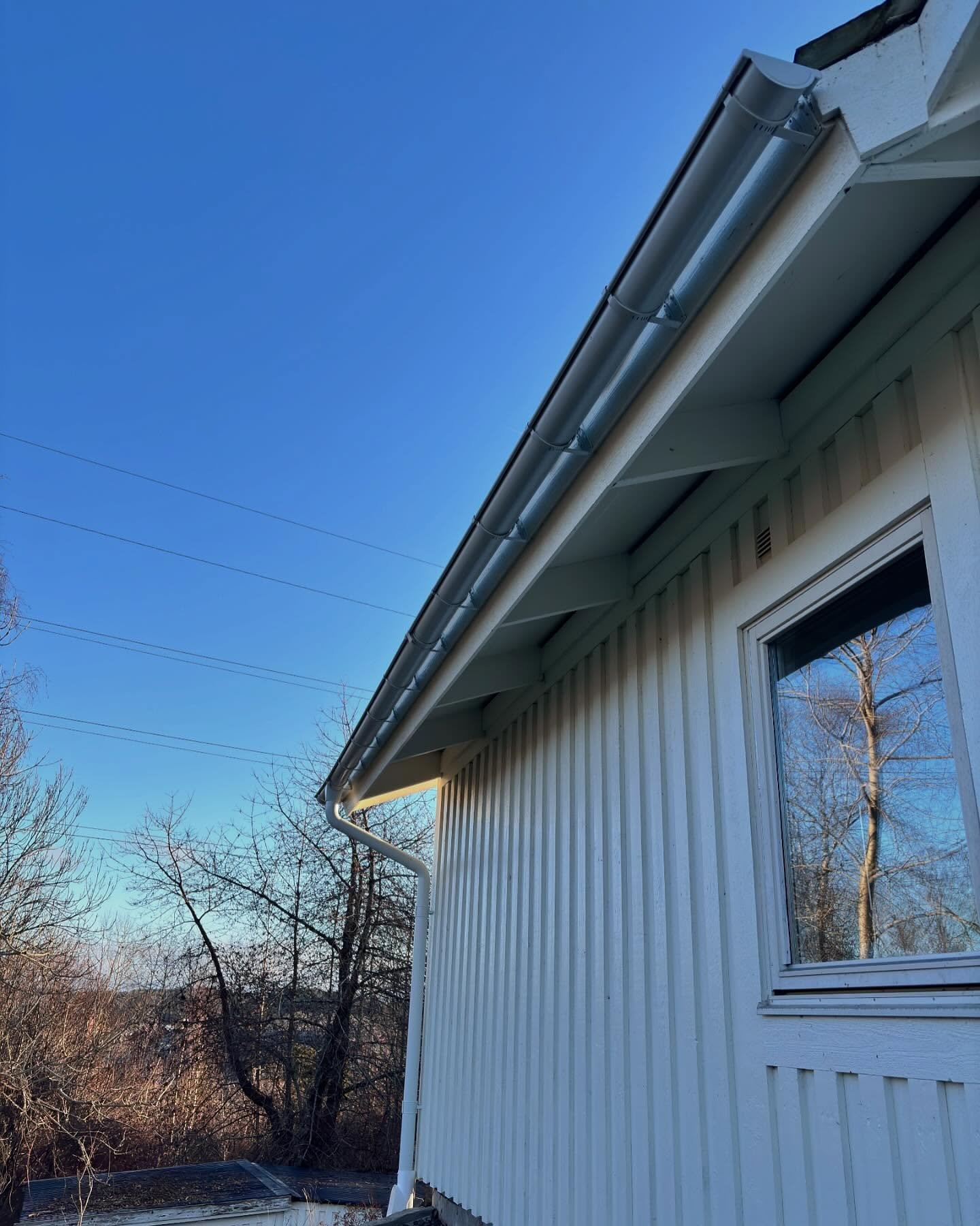 V&aring;rt senaste projekt blev att montera h&auml;ngr&auml;nnor, stupr&auml;nnor och vindskivepl&aring;tar p&aring; en villa i Kungsbacka. ☑️ Ta g&auml;rna en titt p&aring; v&aring;r hemsida f&ouml;r att se fler av v&aring;ra tidigare projekt &amp; 