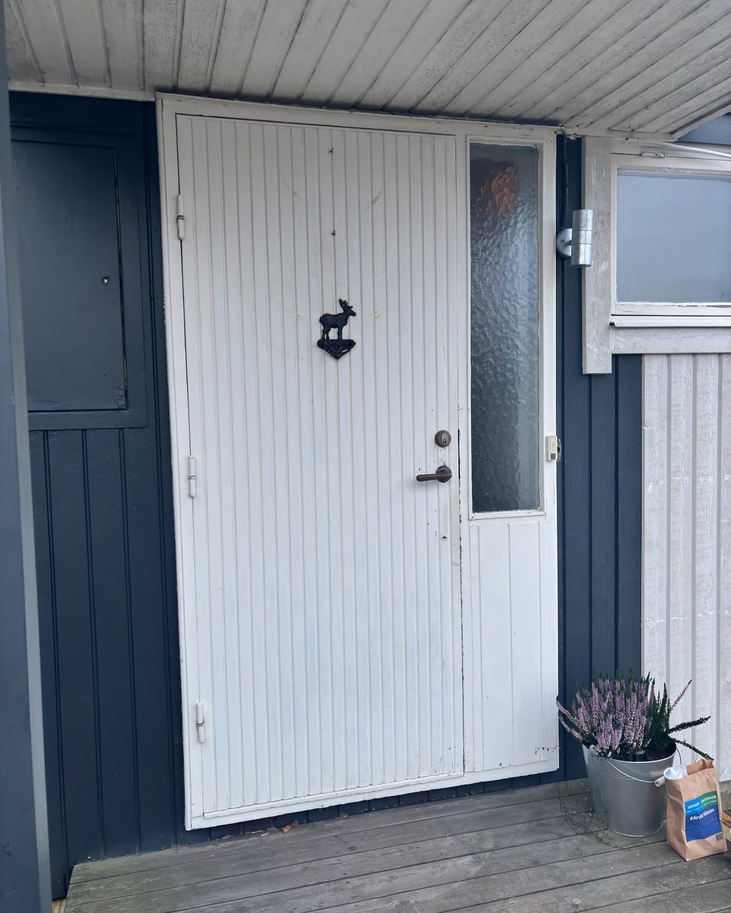 Tillbaka hos en h&auml;rlig kund i Varberg f&ouml;r att montera en ny ytterd&ouml;rr med sidoljus. Alltid roligt att ge huset ett lyft! ☀️🏠