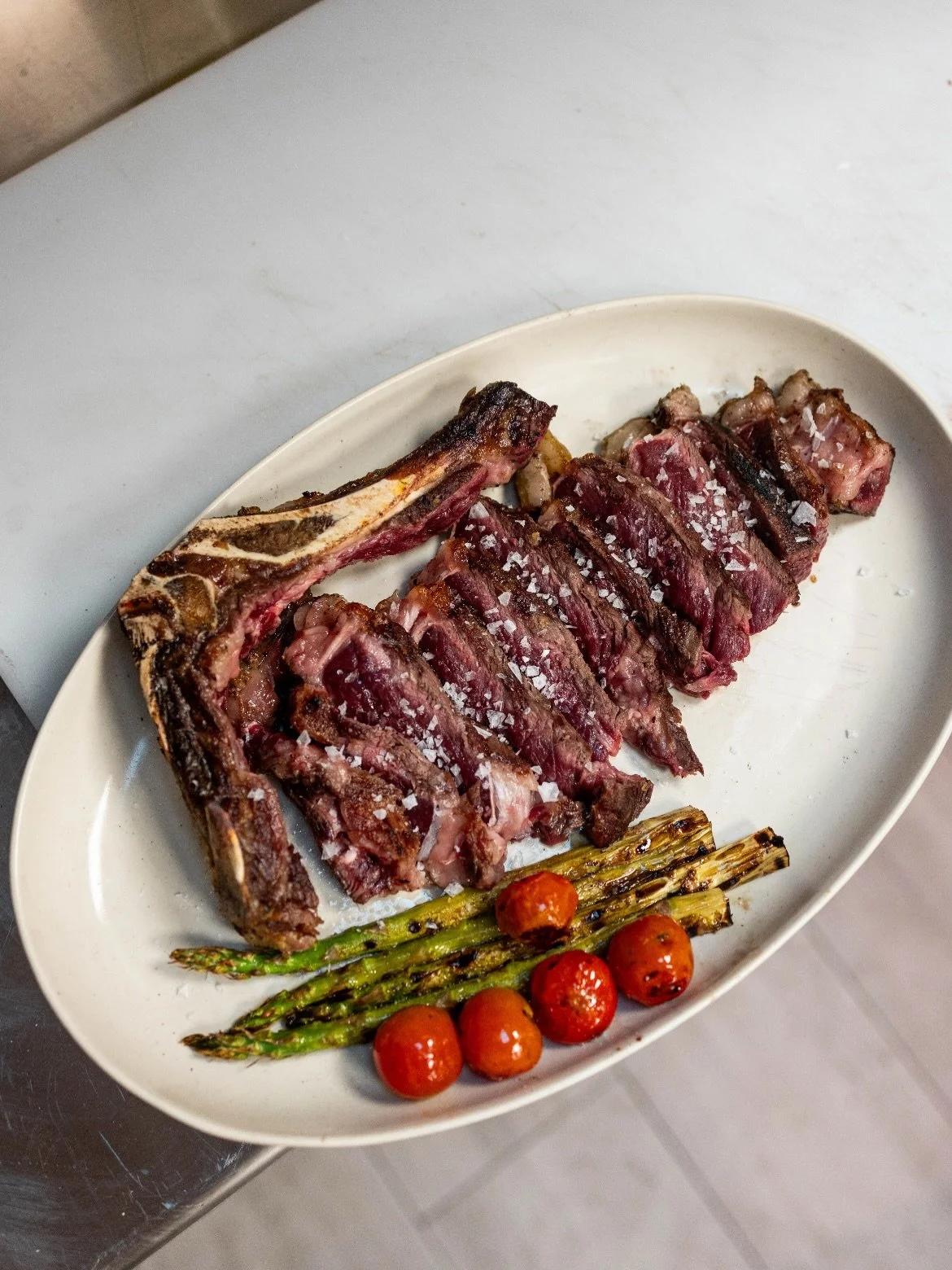 El finde empieza cuando la chuleta toca la parrilla 🔥

Rubia gallega, 45 d&iacute;as de maduraci&oacute;n y el sabor que solo da la brasa.

📍Camino de los Afligidos, 56, Alcal&aacute; de Henares.
📞919 35 56 95

#restaurantesinatra #alcaladehenares