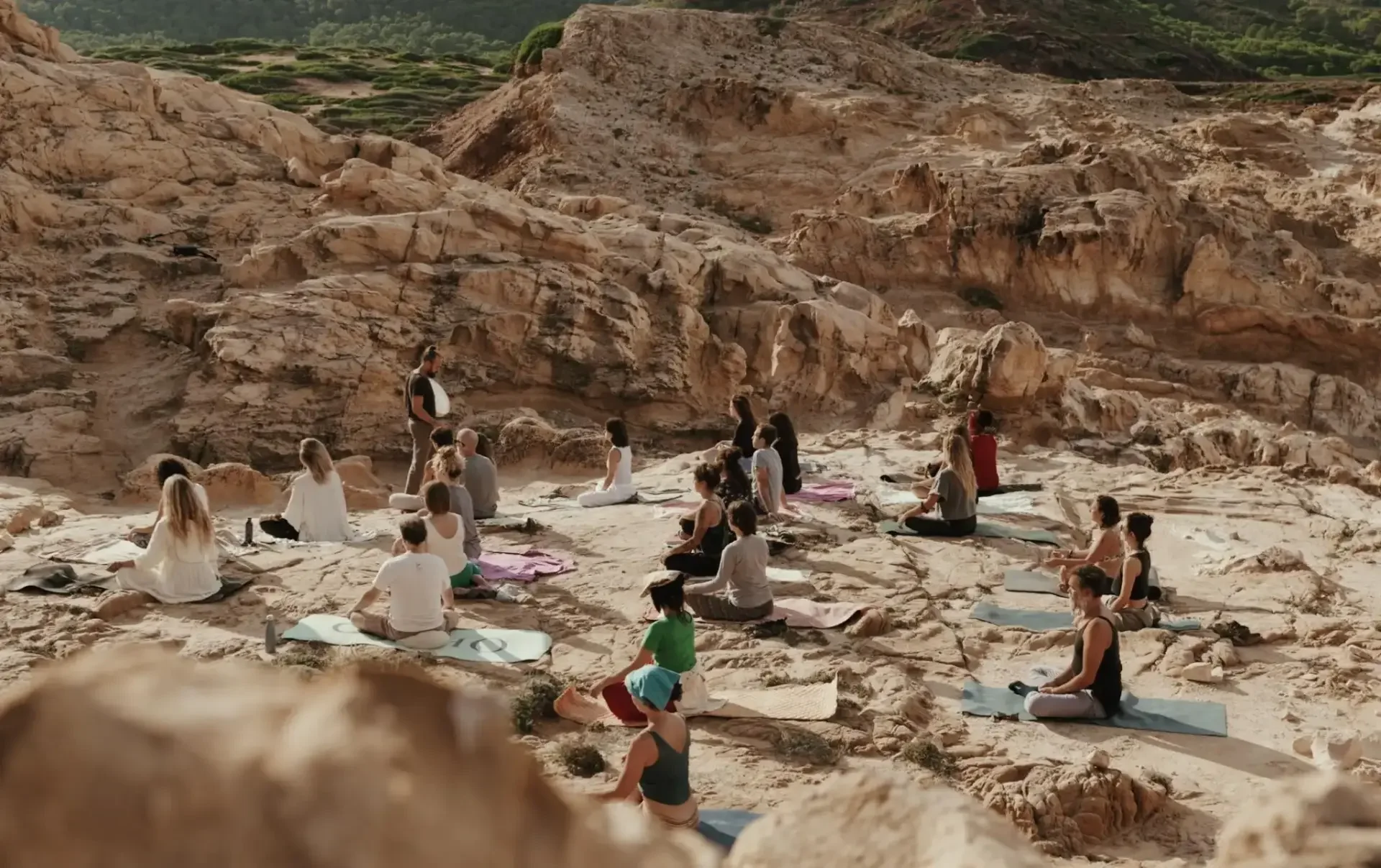 Grupo de personas en Metanoia Menorca junto a Tato Saenz guiando