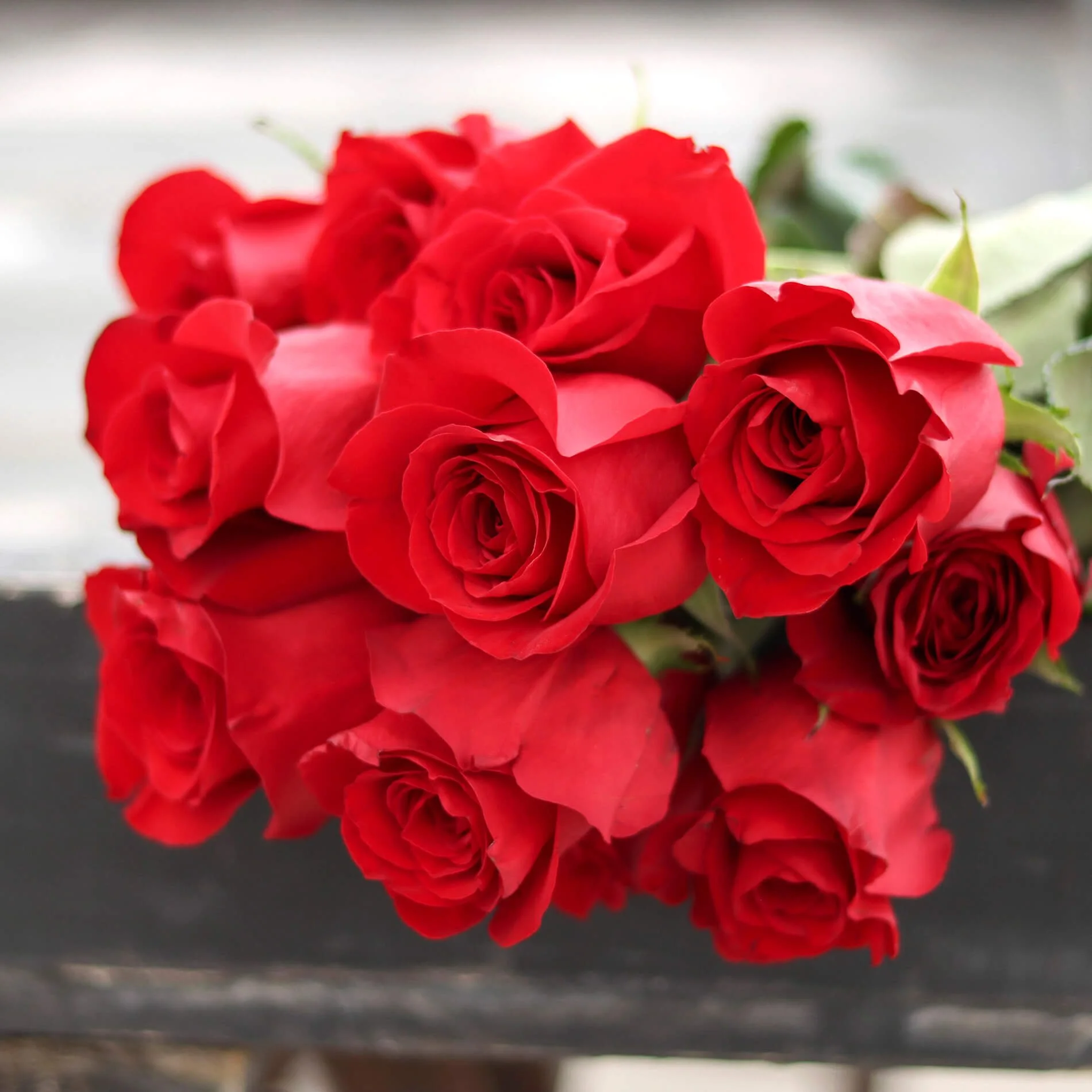 Loose Stem Dozen Roses