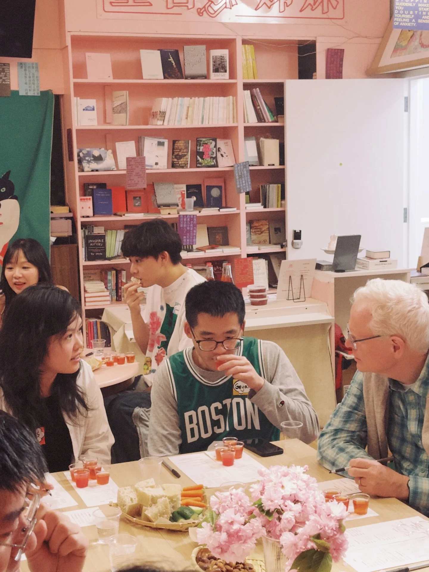 It was a lovely afternoon at @accentsisters , kicking off this spring with a Qinghong tasting 🌸🍷

Beyond tasting Qinghong, this gathering became a space to share Fuzhou culture and the stories, history, and migration journeys of New York City&rsquo