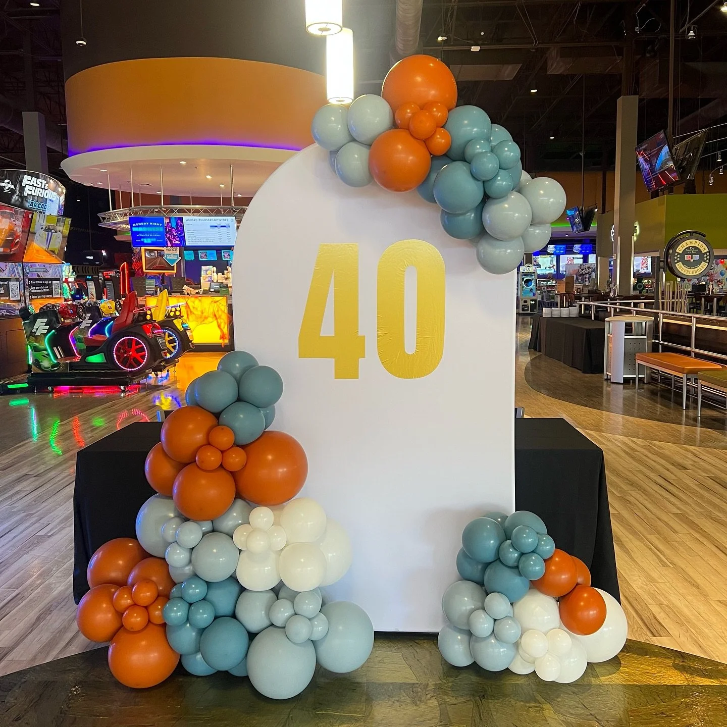 The perfect entrance for a company&rsquo;s 40th anniversary party! 

.

.

.
#corporateballoons #corporateevent #azballoons #arizonaballoons #arizonaballoondecorator