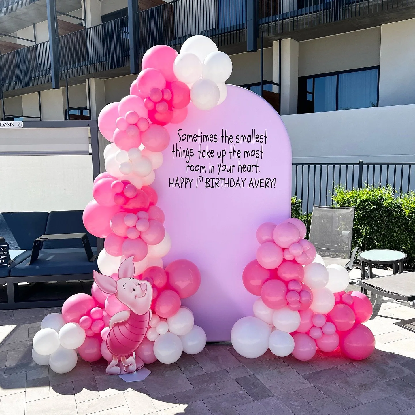 Celebrated the cutest one-year-old yesterday and got to use this font again&hellip; but with Piglet! 

.

.

.

#winniethepooh #birthdayballoons #arizonaballoons #birthdayballoonsetup #firstbirthdaydecor