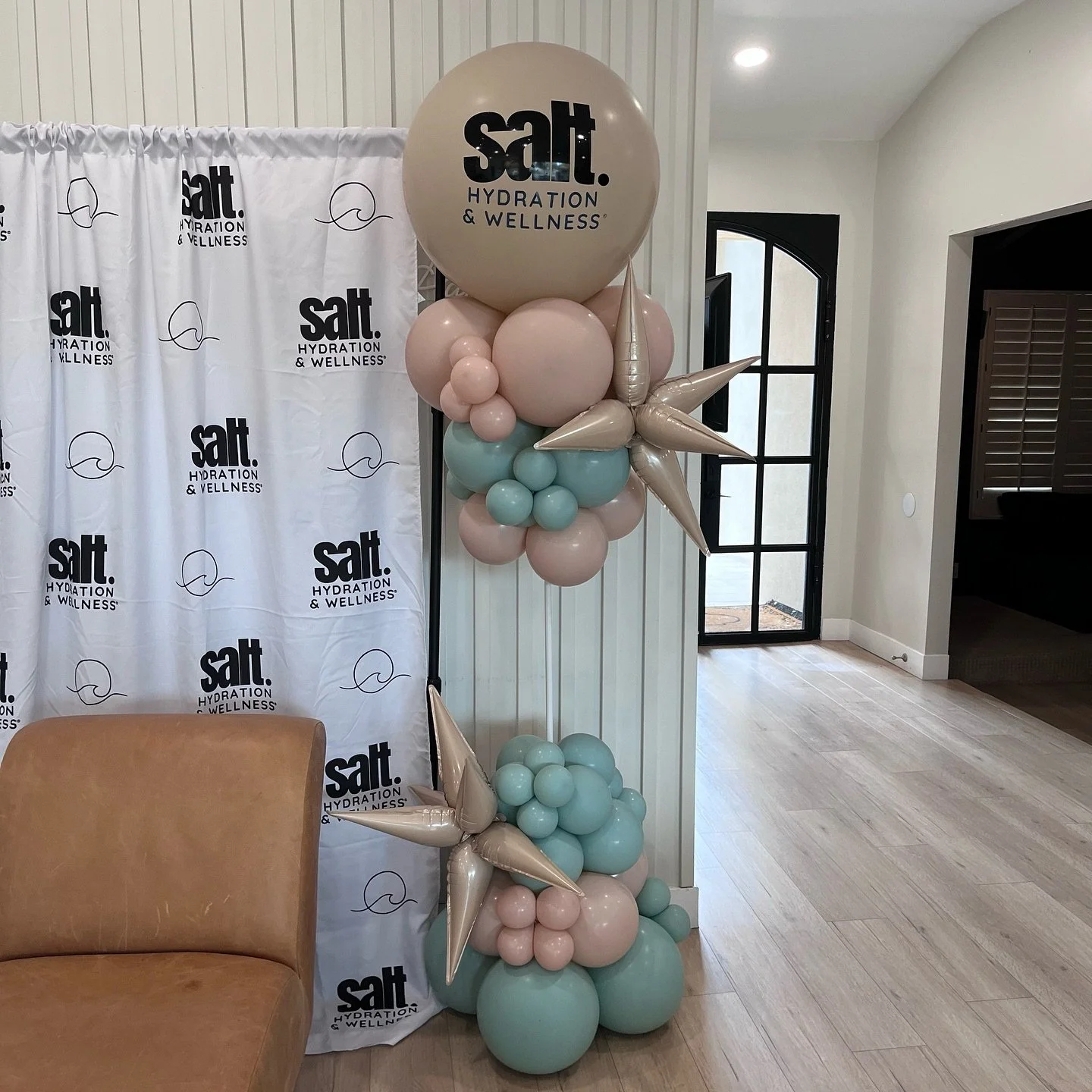 Branded Corporate Columns for @salt.hydrationandwellness 😊

.

.

.

#corporateballoons #arizonaevents #arizonacorporateballoons #balloongarlands  #phoenixballoons 
#arizonaballoondecorator #arizonaballoons #arizonaballoons #balloonsetup