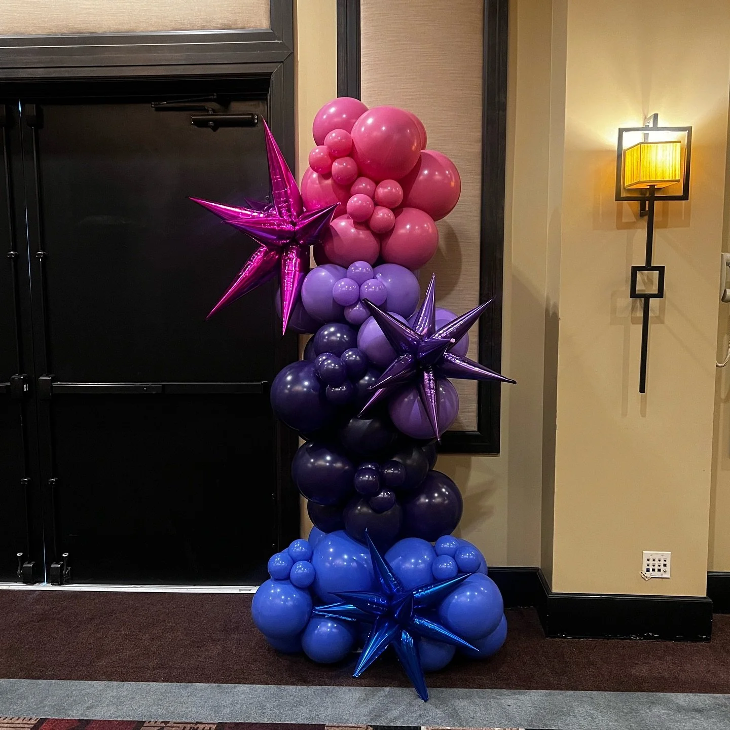 Free-standing garlands are the perfect way to add balloons to your corporate event! 🤩

#corporateballoons #arizonaevents #arizonacorporateballoons #balloongarlands  #phoenixballoons 
#arizonaballoondecorator #arizonaballoons #arizonaballoons #balloo