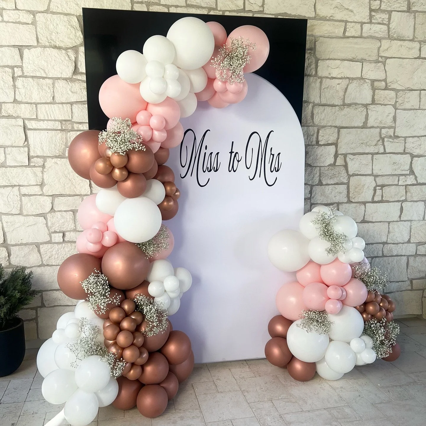 From Miss to Mrs 👰🏻&zwj;♀️🤍

A simple but perfect setup to celebrate the bride-to-be! 

#bridalshower #bridalshowerballoons #misstomrs #bacheloretteballoons 
#arizonaballoondecorator #arizonaballoons #arizonaballoons #balloonsetup