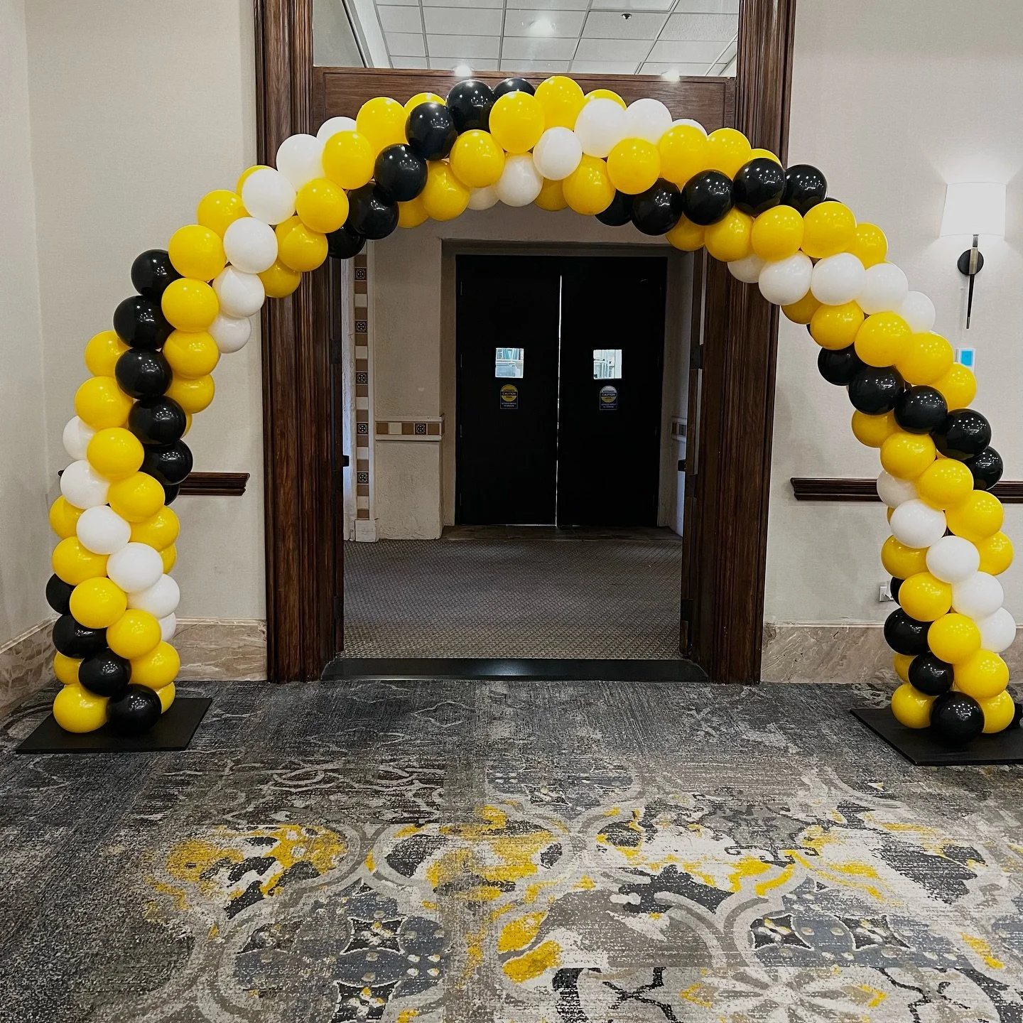 When your favorite place asks you to do balloons for their summit! 💛🤍🖤

.

.

.

#corporateballoons #arizonaevents #arizonacorporateballoons #balloongarlands  #phoenixballoons 
#arizonaballoondecorator #arizonaballoons #arizonaballoons #balloonset