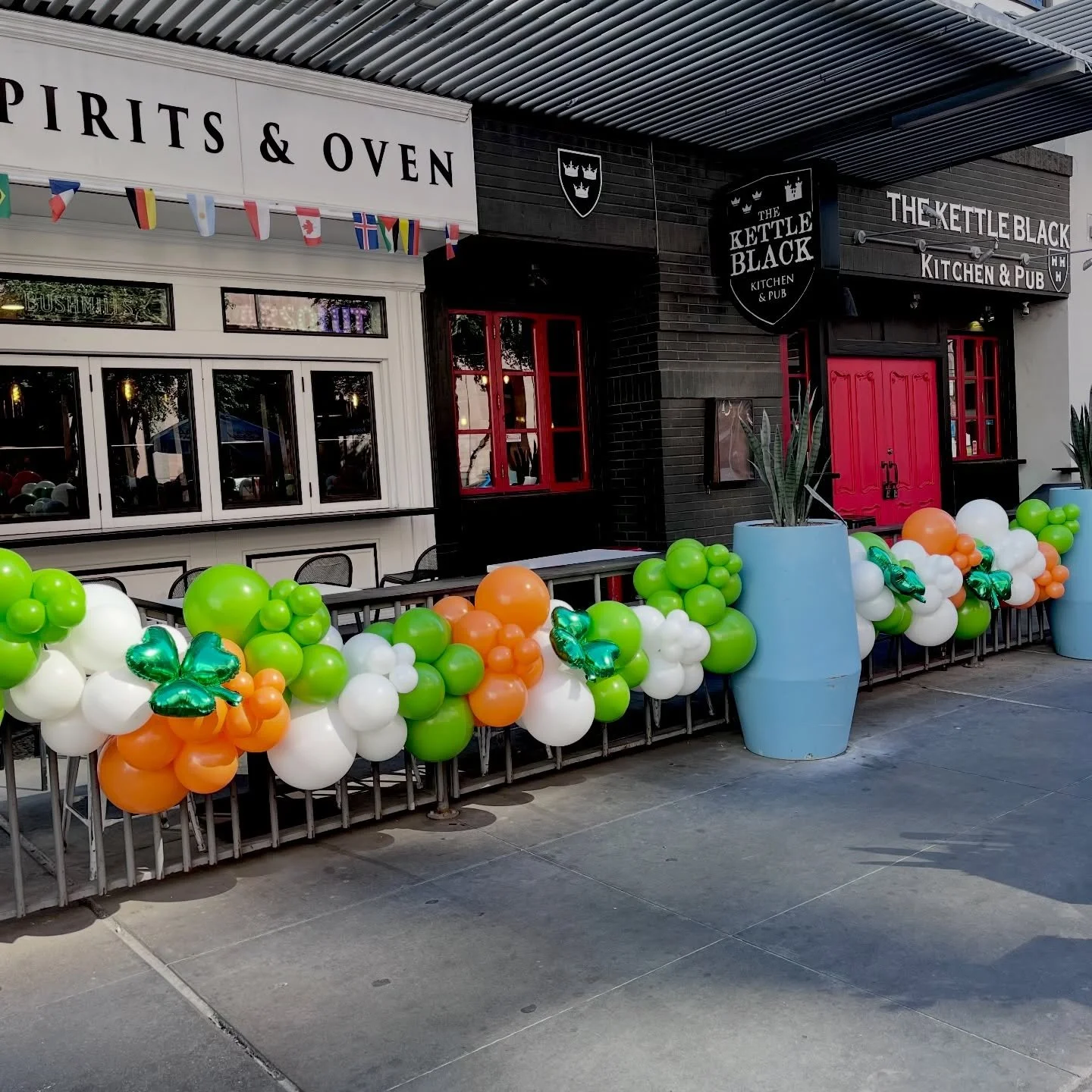 🍀Kicked off St. Patrick&rsquo;s Day with 65ft of balloons for @thekettleblackphx 🍀

Who&rsquo;s celebrating today? 🍻

.

.

#AZSmallBusiness #azballoondecor #arizonaballoons