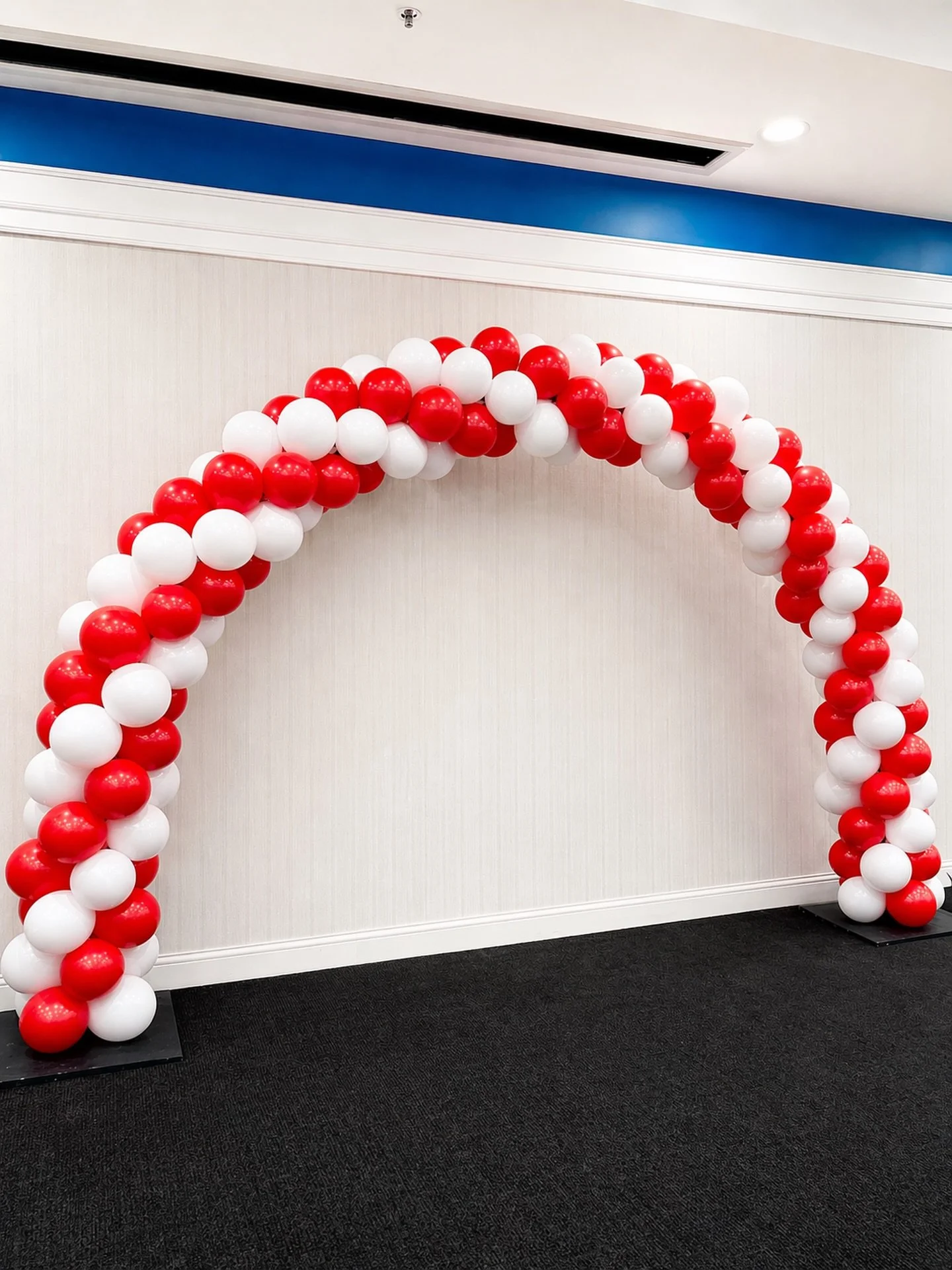 A classic spiral arch for @target! 🎯

.

.

AZBalloonDecor ArizonaBalloonArtist ArizonaBalloons
