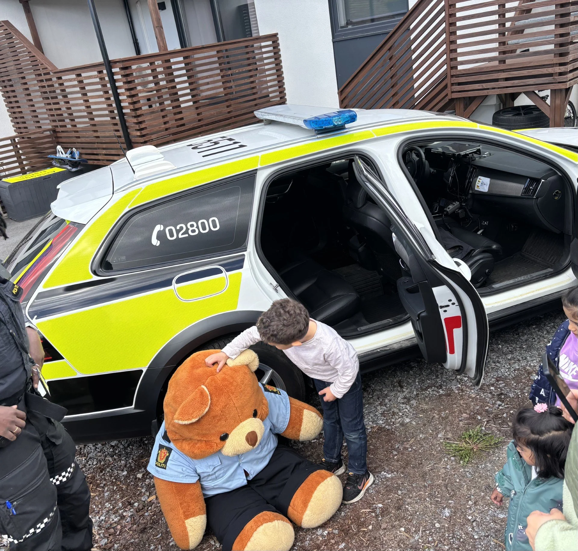 Vi har også hatt storfint besøk av politiet – sammen med bjørnen Eddie! Barna fikk hilse på, lære om hva politiet gjør, og høre hvordan de passer på oss alle. 