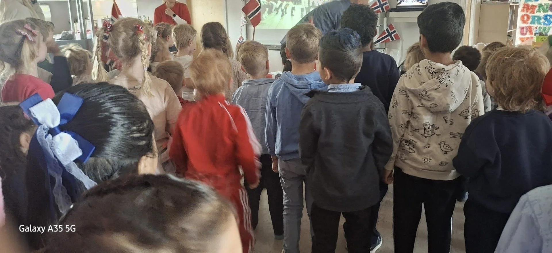I tillegg deltok barna på 17. mai-feiring i Ekholt barnehage, hvor det var sang, pølser, is og frilek!