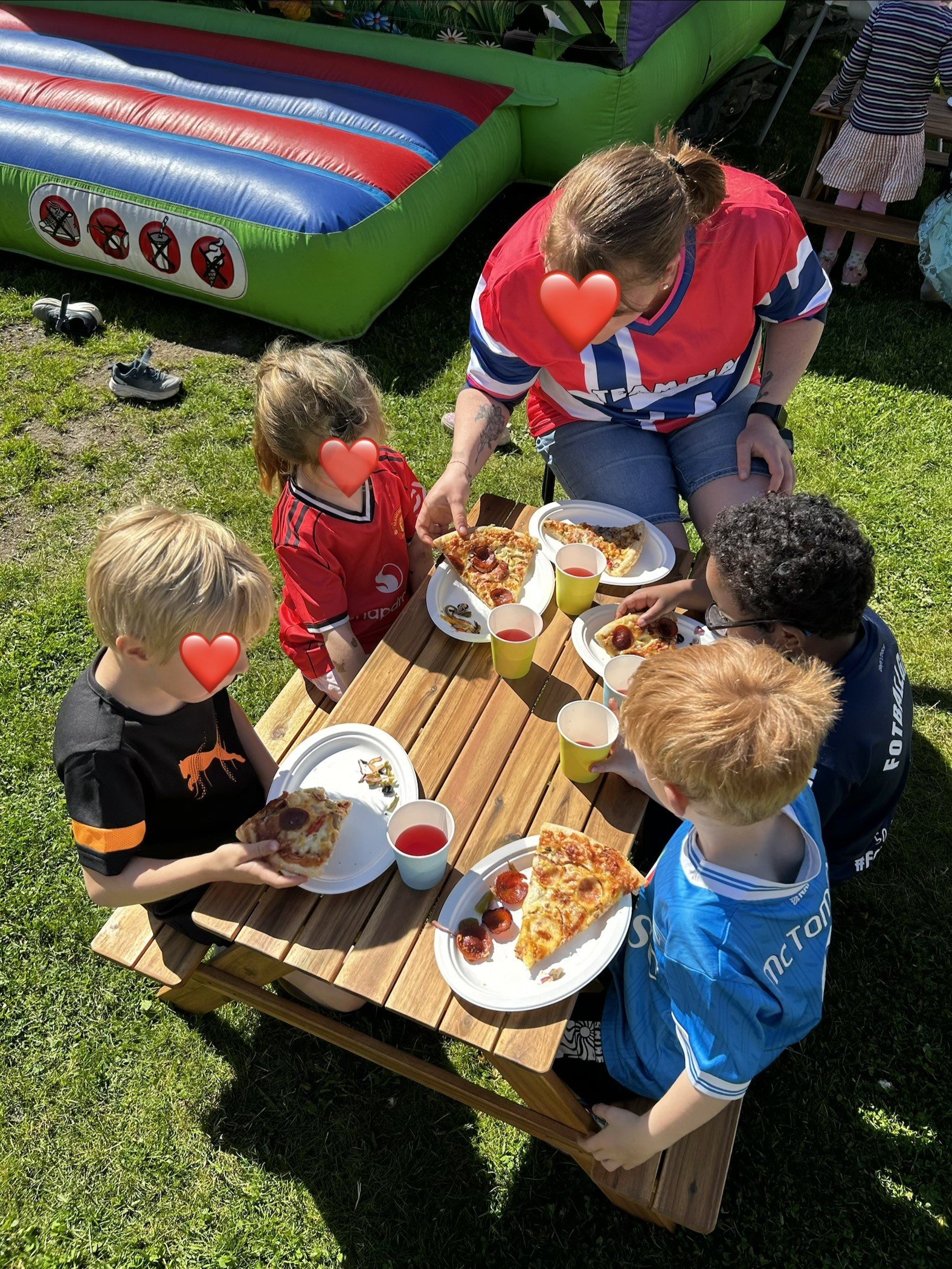 Vi hadde også besøk av Ekholt barnehage i hagen vår i mai. Vi spiste pizza og is sammen!