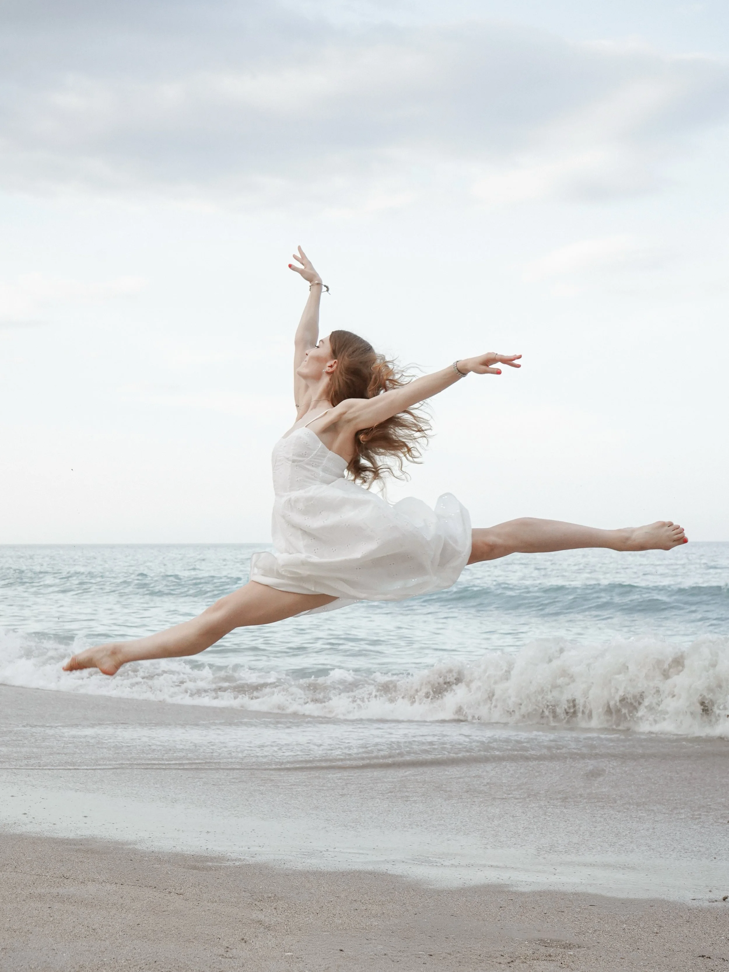 Did you think I would dare shoot @elliemariehennequin without catching a few leaps in the process&hellip;😏🩰

&bull;
&bull;
&bull;

Vero Beach Photographer | Sebastian Photographer | Destination Photographer | Engagement Photographer | Stuart Photog