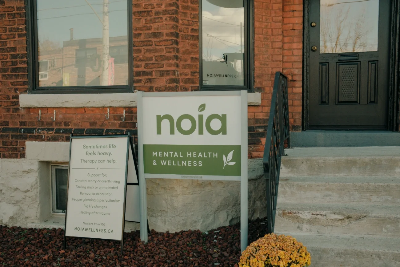 Sign out front of Noia Wellness office that reads "noia mental health & wellness"