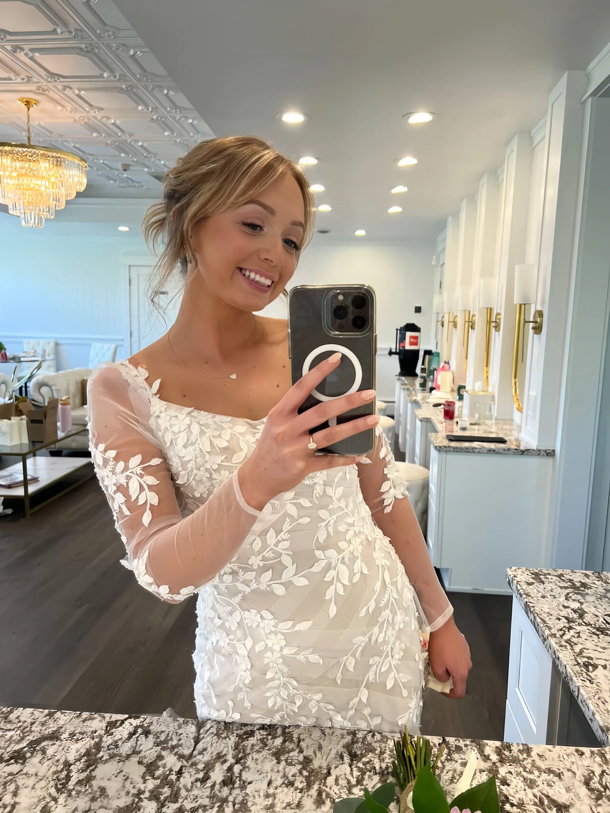 Bridal glow starts before the makeup ✨ Custom spray tan for a natural, sun-kissed finish on her big day 🤍

#BridalSprayTan #WeddingGlow #SprayTanArtist #BridalBeauty #SunKissedGlow ✨