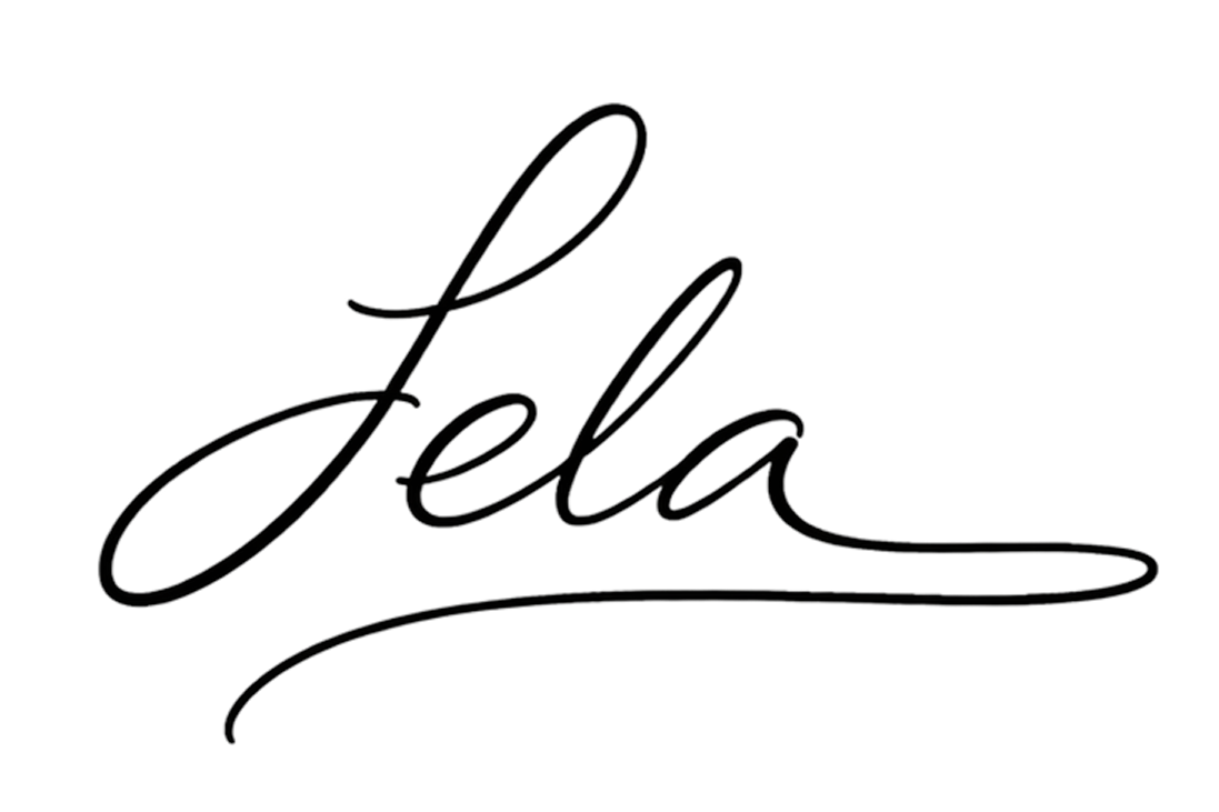 Nombre 'Lela' escrito en un estilo de letra cursiva elegante y delgada en color negro.