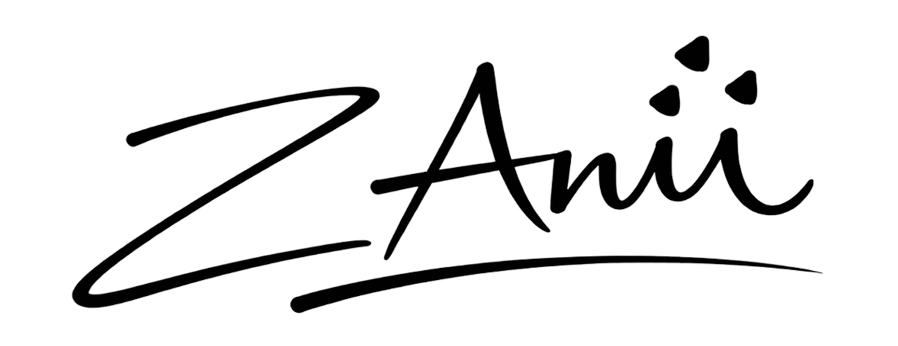 Firma de Zahi con letras negras y pequeños triángulos ocultos a la derecha