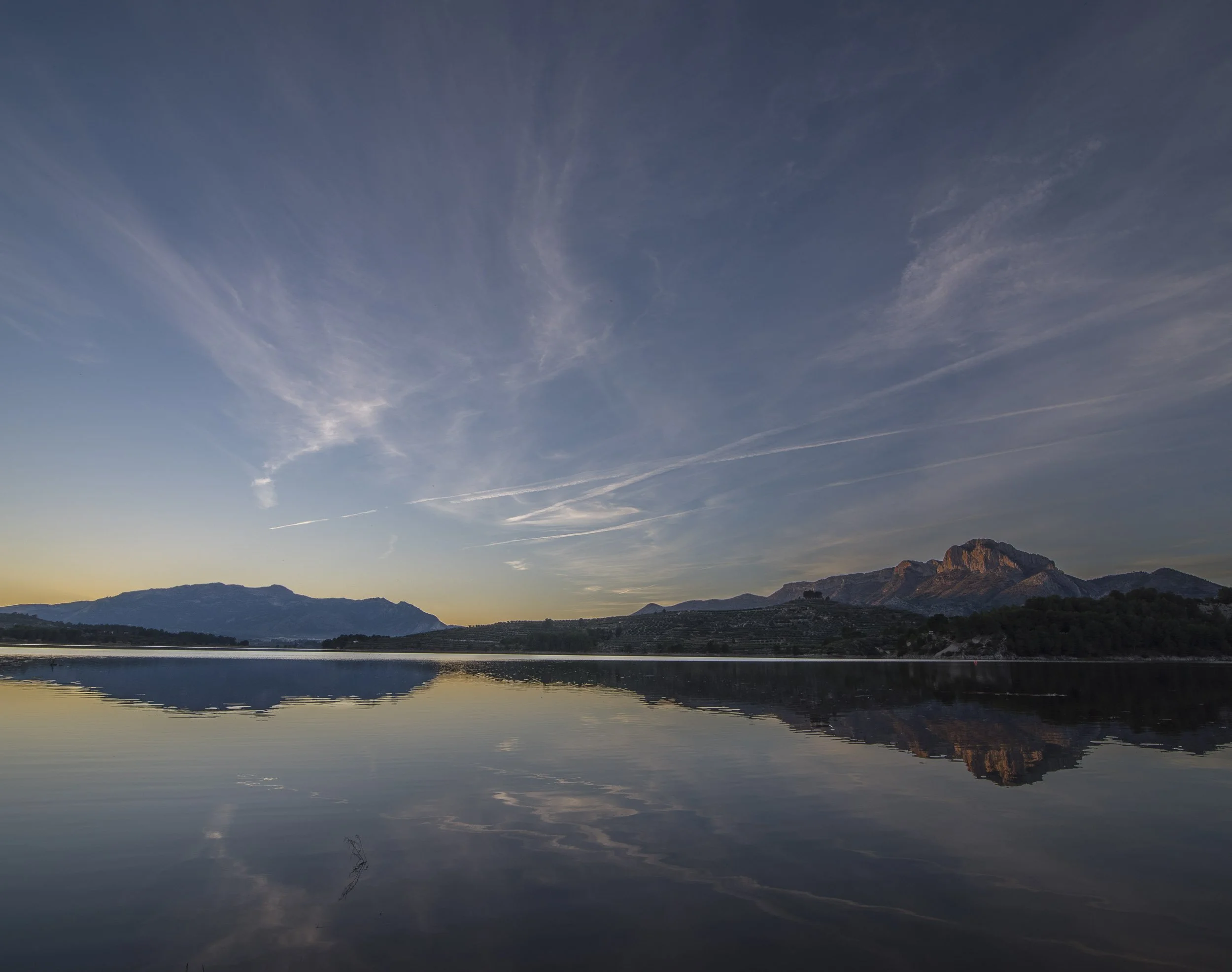 Embalse de Beniarrés, con las sierras de Mariola y Benicadell