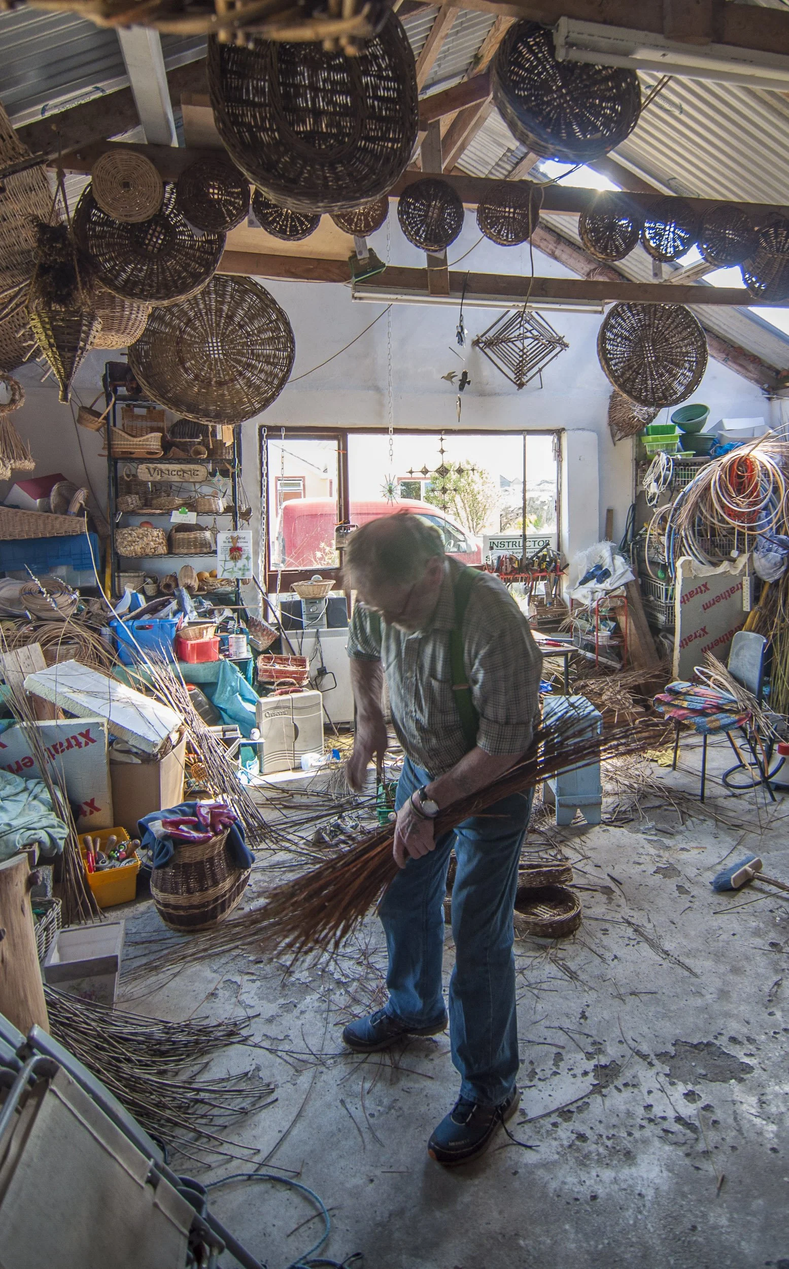 El último artesano del mimbre en las islas de Aran.