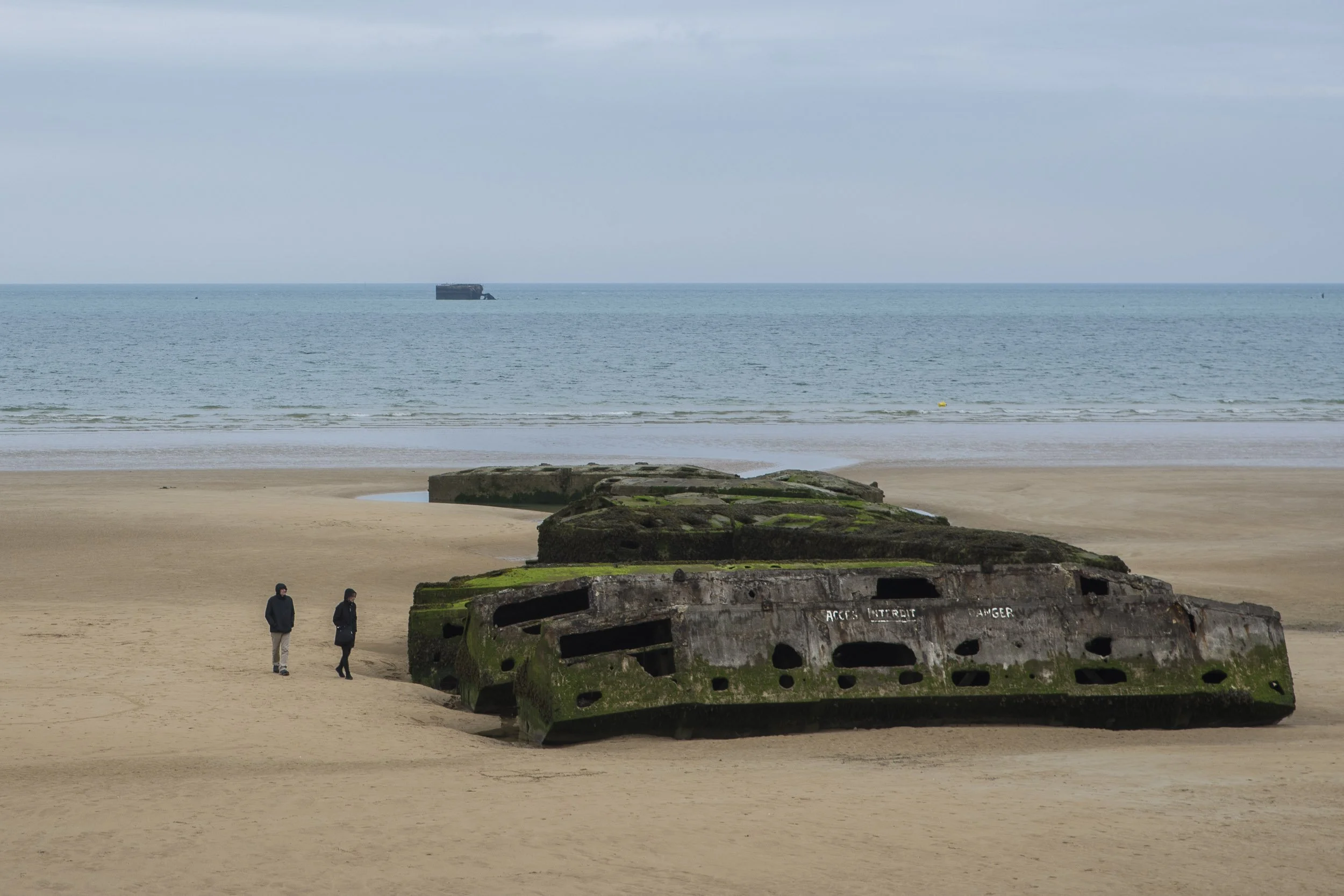 Restos del puerto construido por los aliados en Gold Beach, una playa del Día D