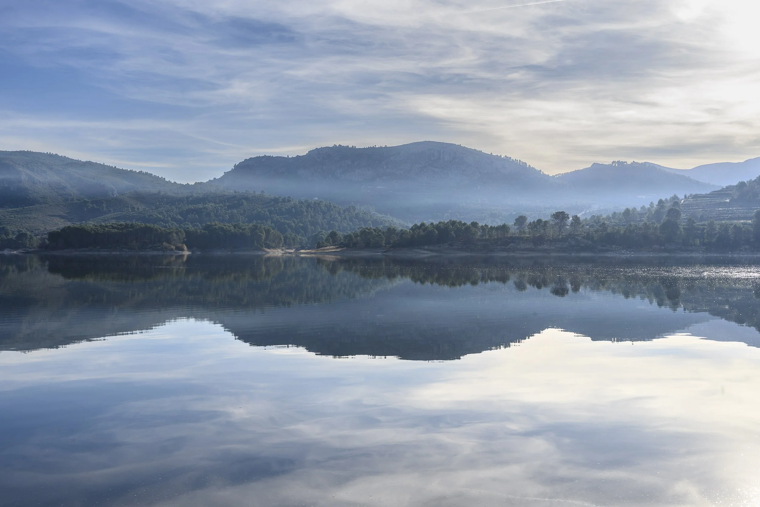 La sierra de Mariola reflejada en el embalse de Beniarrés