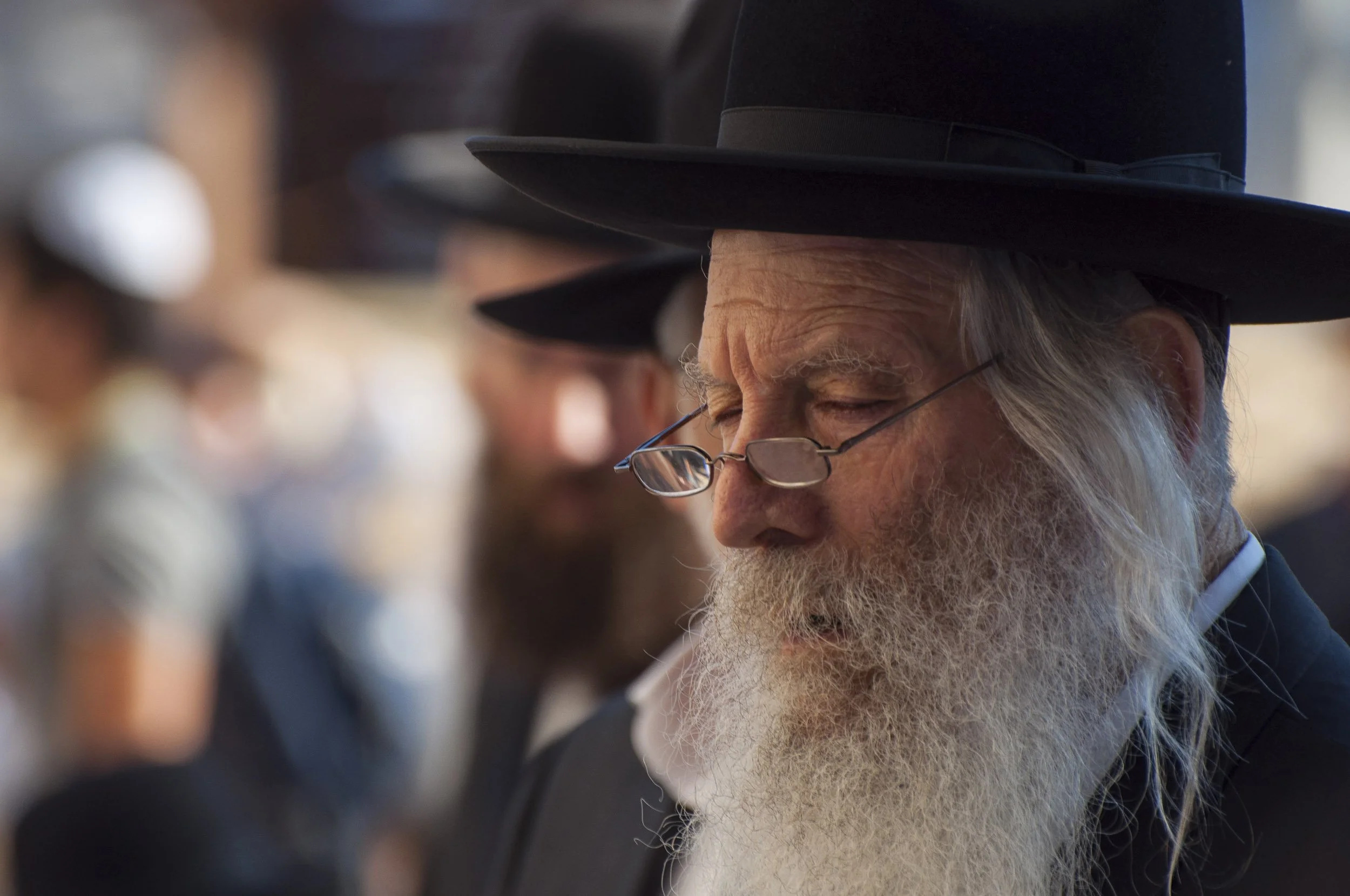 Rezando en la entrada del sabbath. 