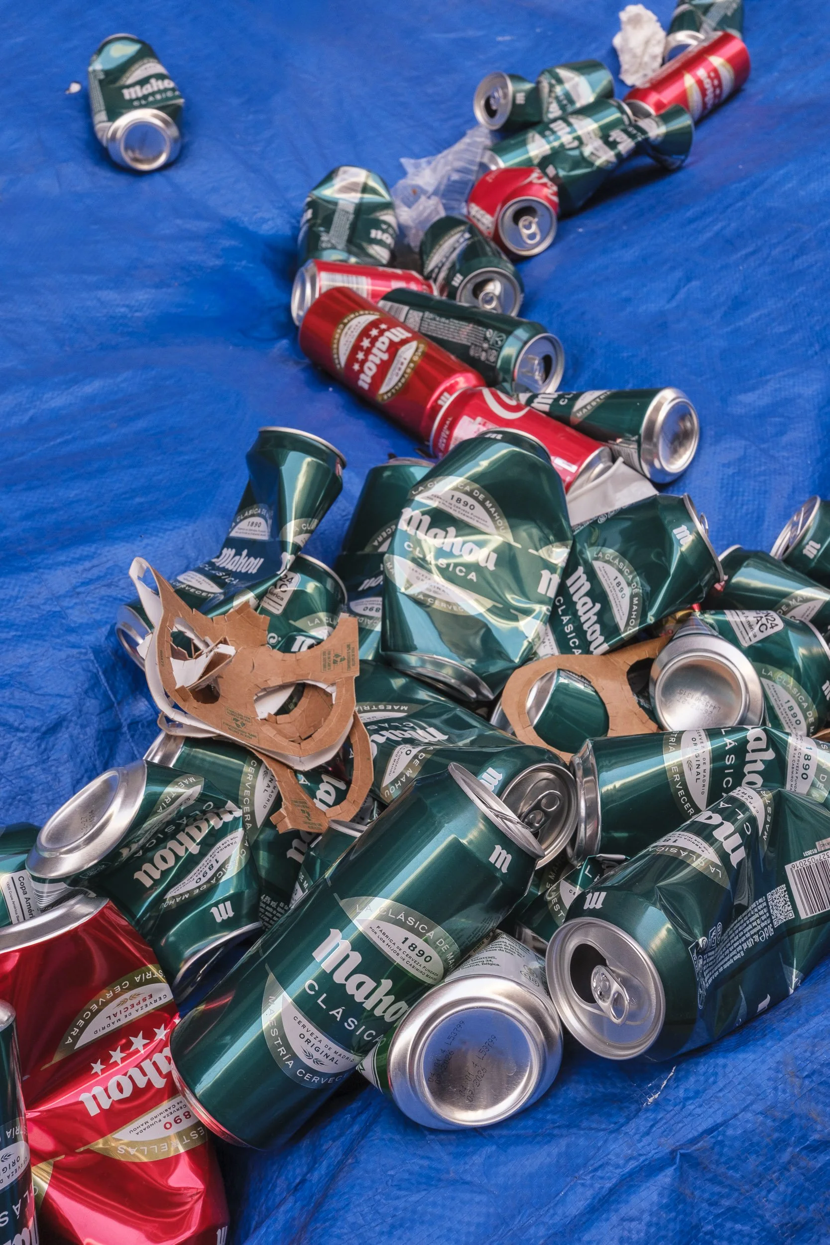 Latas de cerveza tiradas en un contenedor