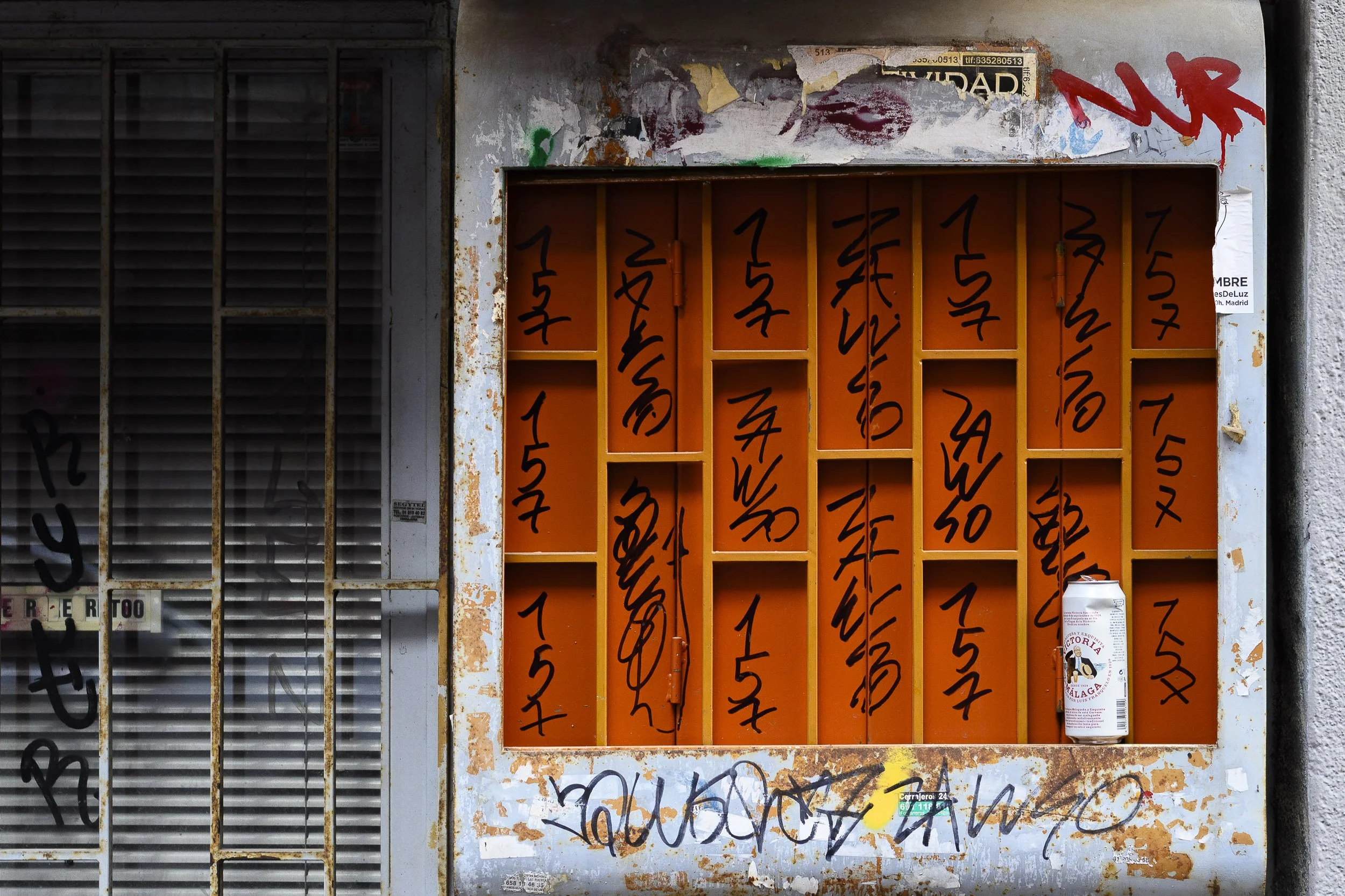 Ventana con lata de cerveza, Madrid