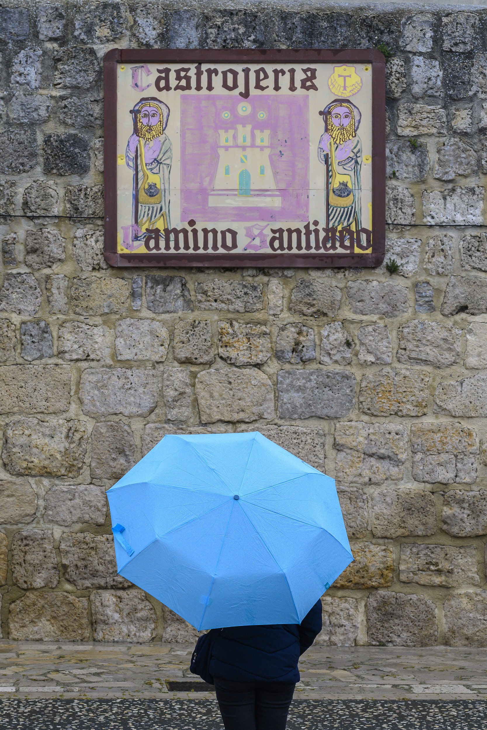 Un paraguas azul en Castrojériz