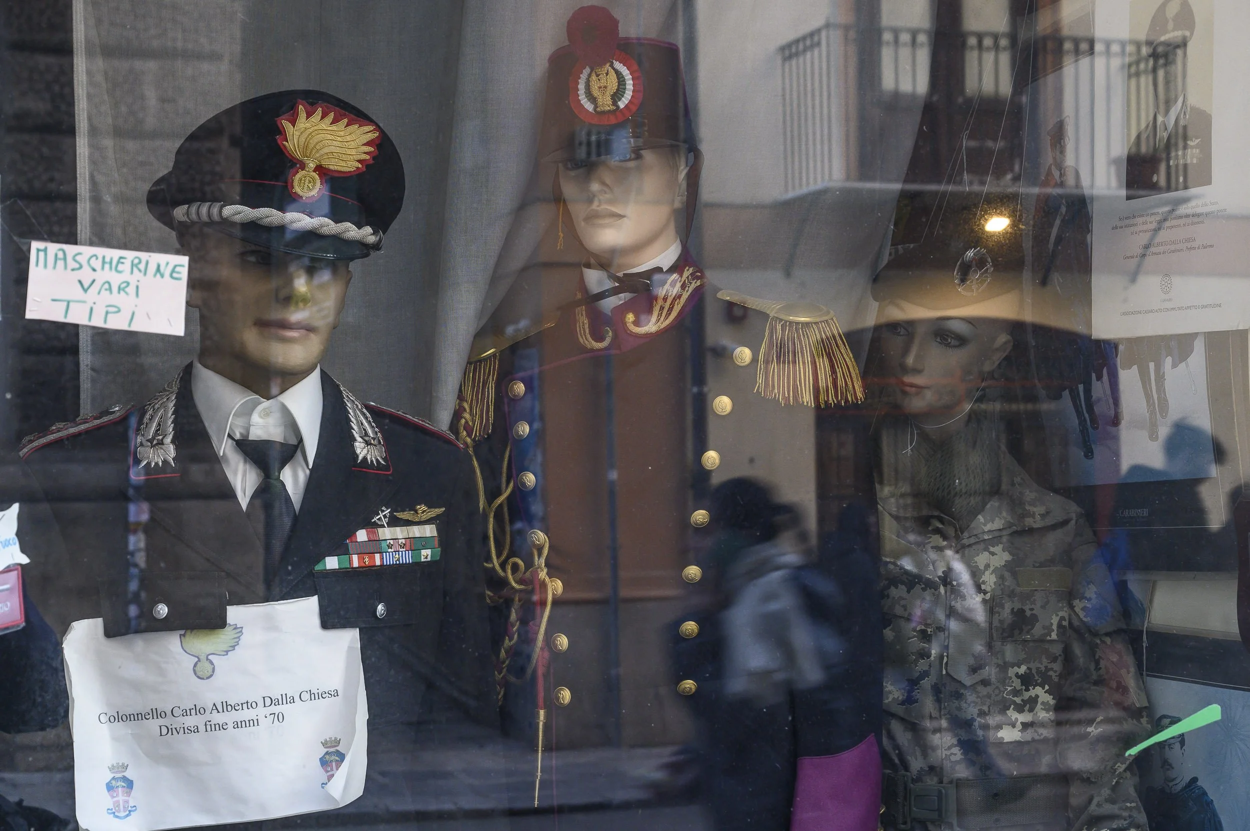 Un escaparate y los reflejos al Corso Vittorio Emanuele.