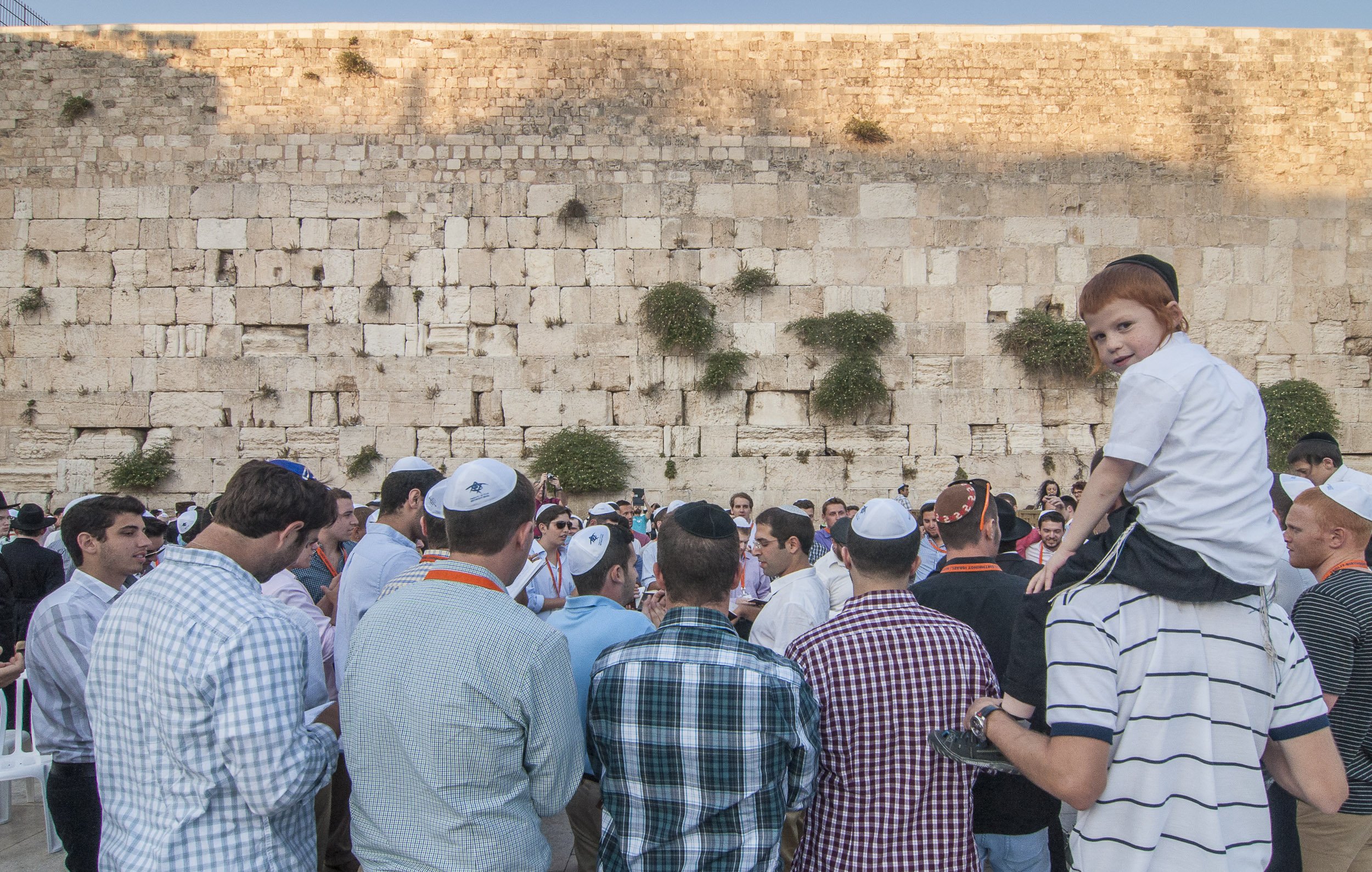 Con los más pequeños en el Muro de las Lamentaciones