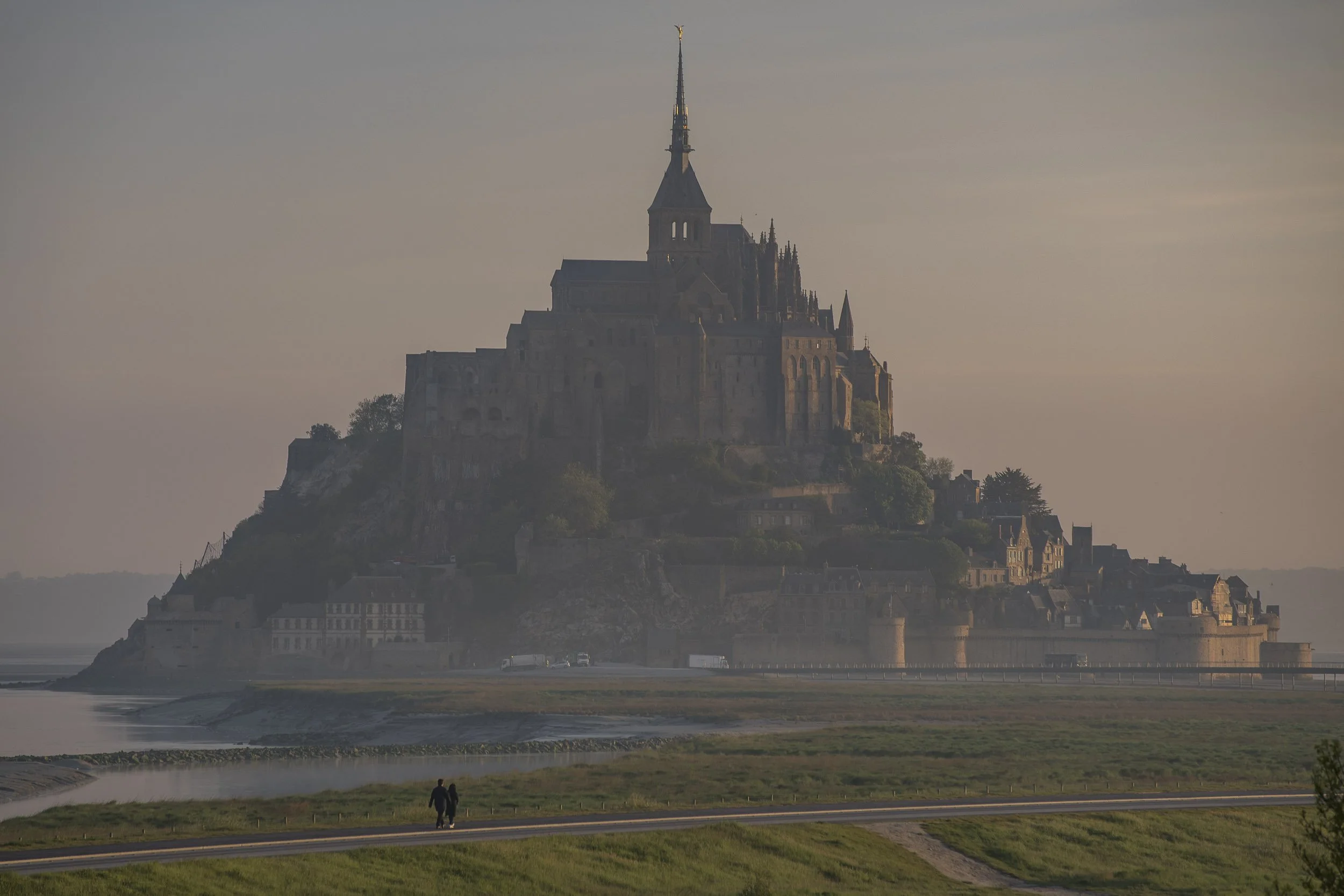 Primera luz del día en Mont Saint-Michel