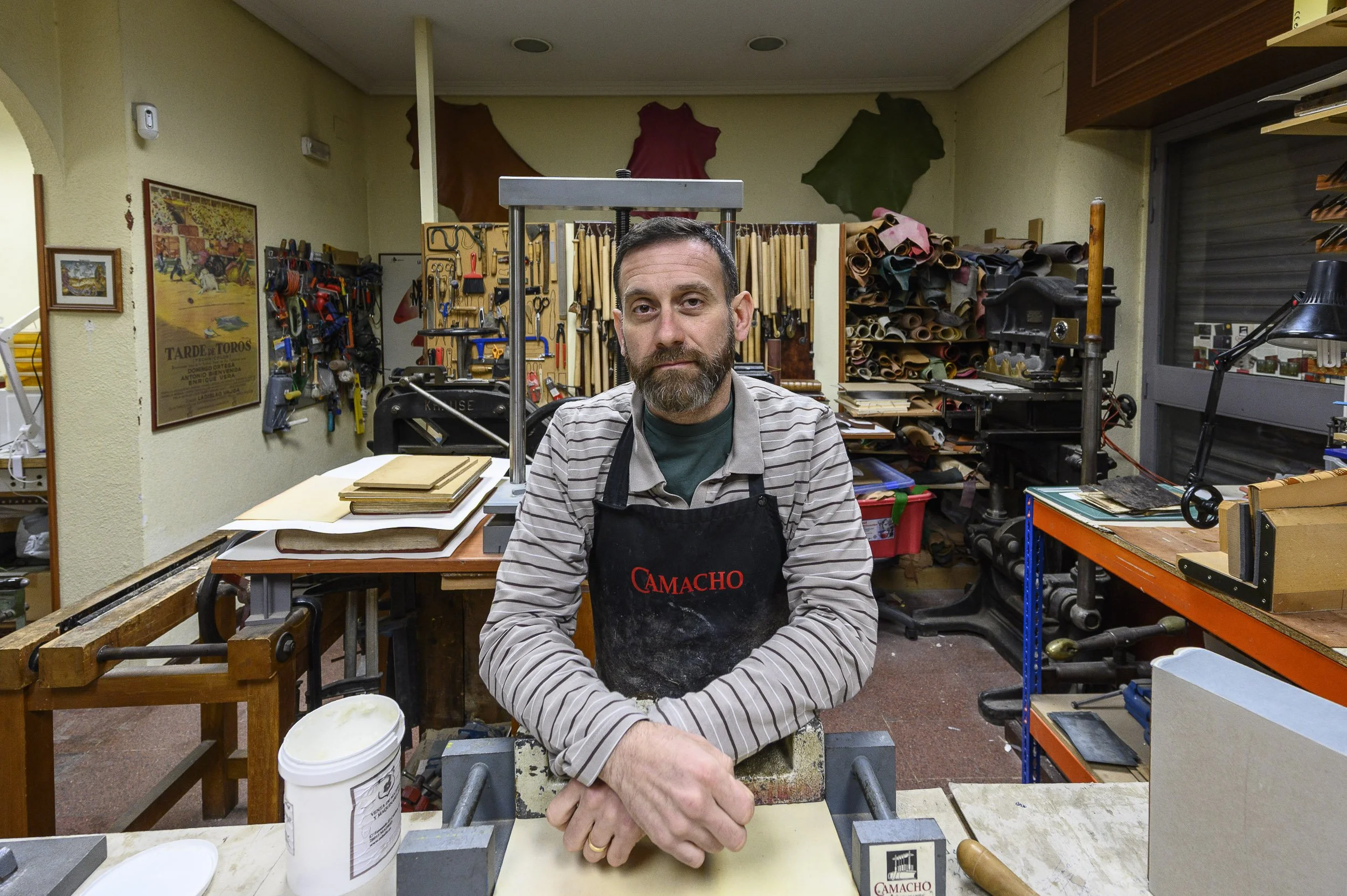 En el taller de Encuadrenaciones Camacho