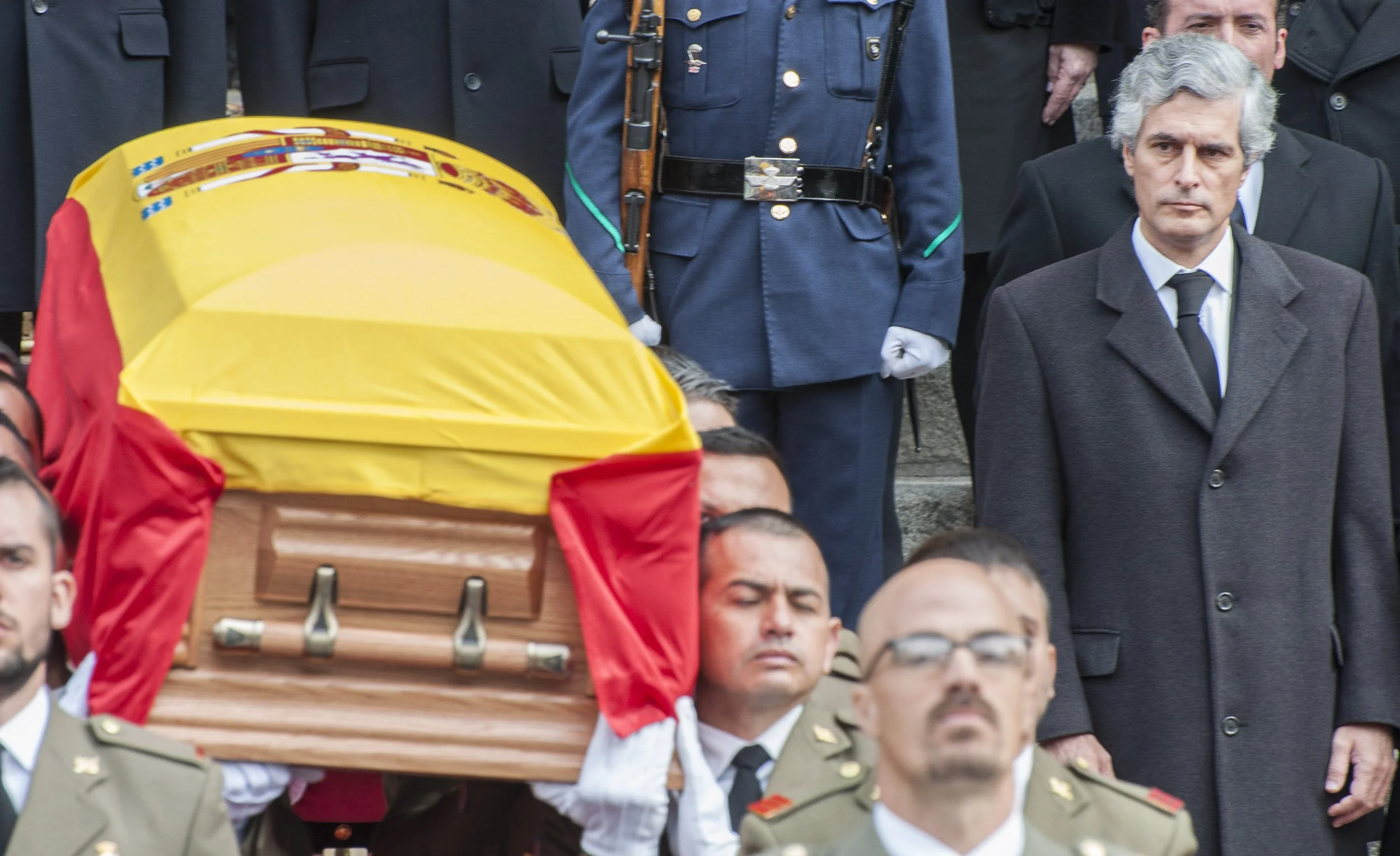 Adolfo Suárez Illana y el féretro de su padre