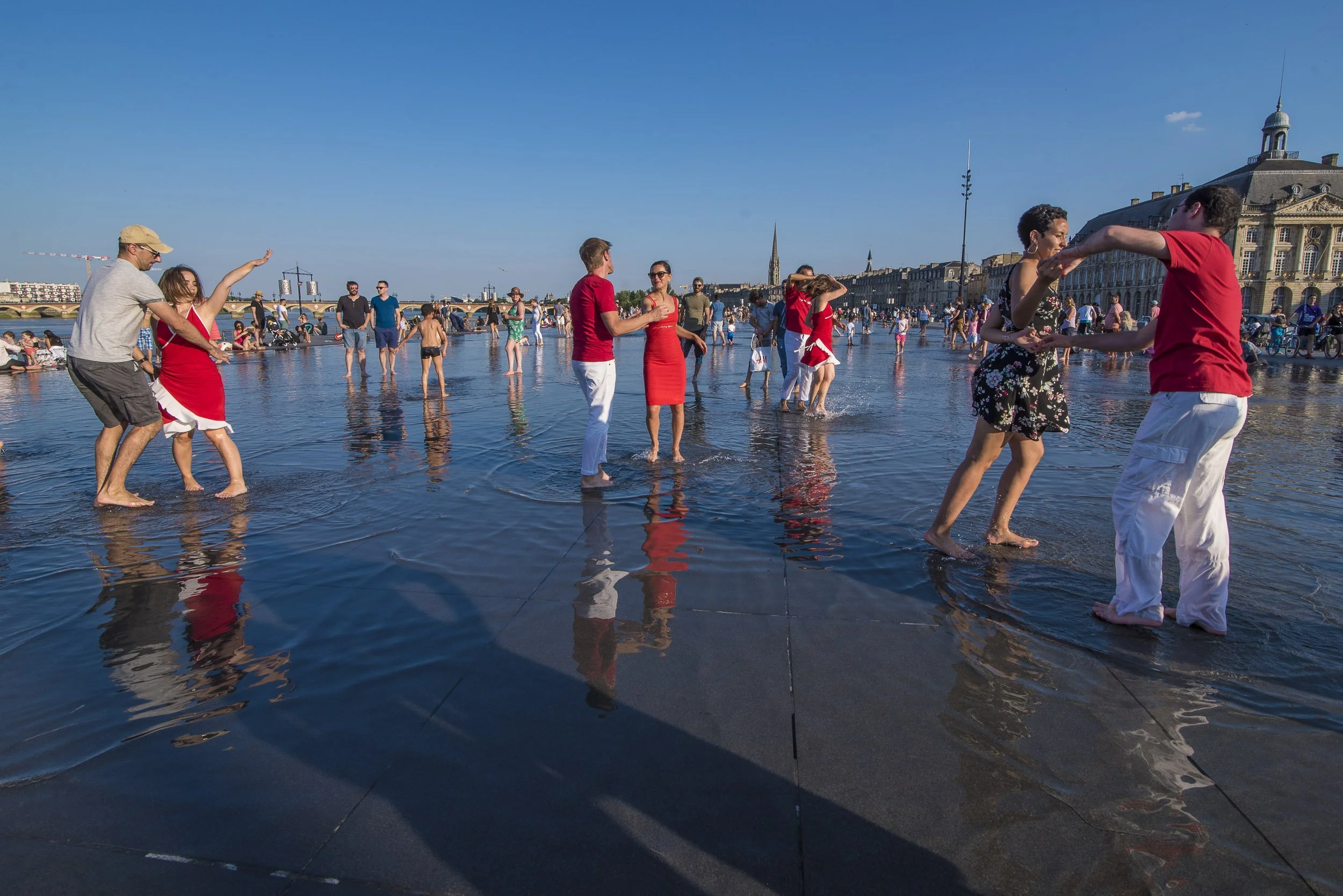 Bailando en el Miroir d'eau.