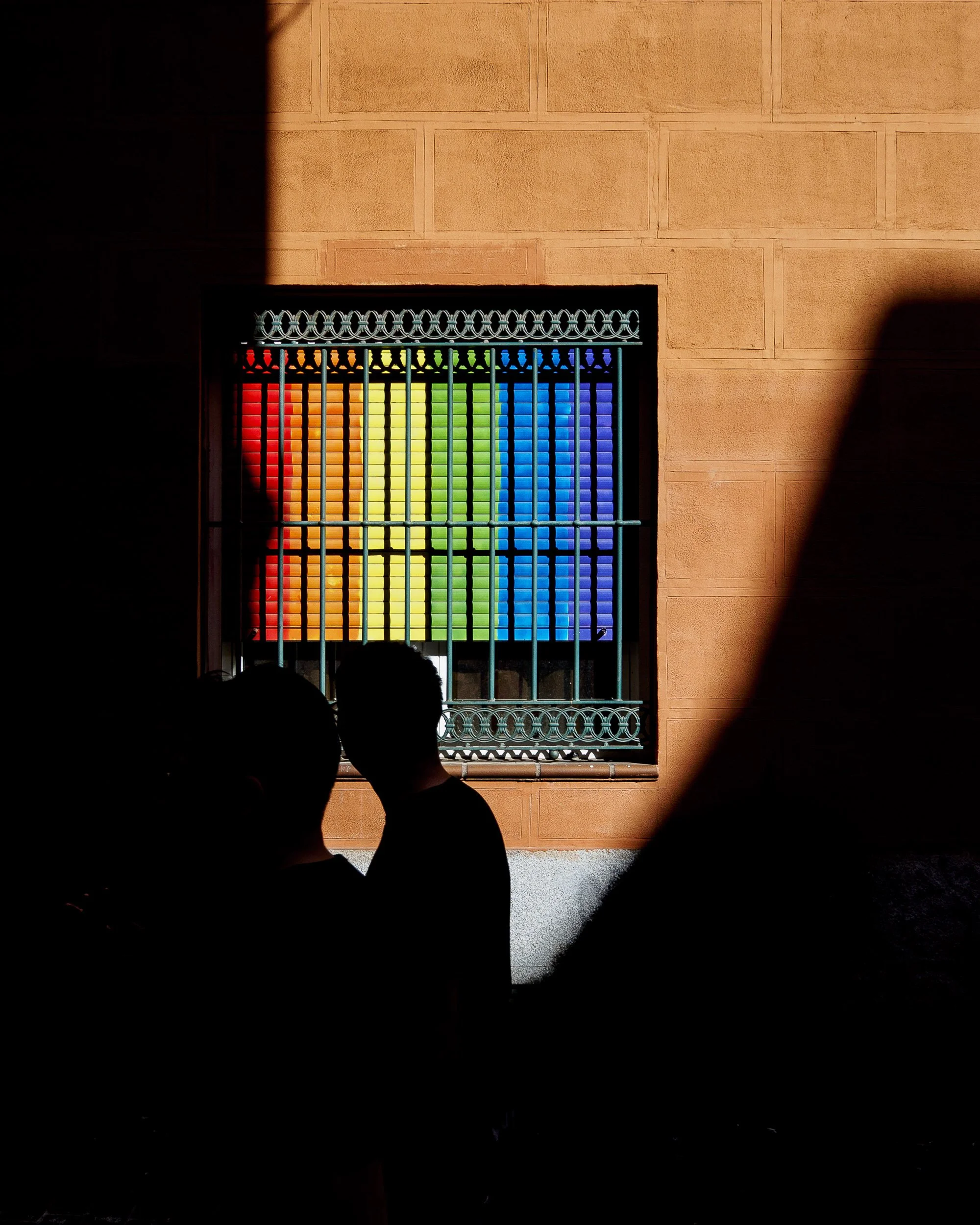 Sombras y una bandera arcoiris