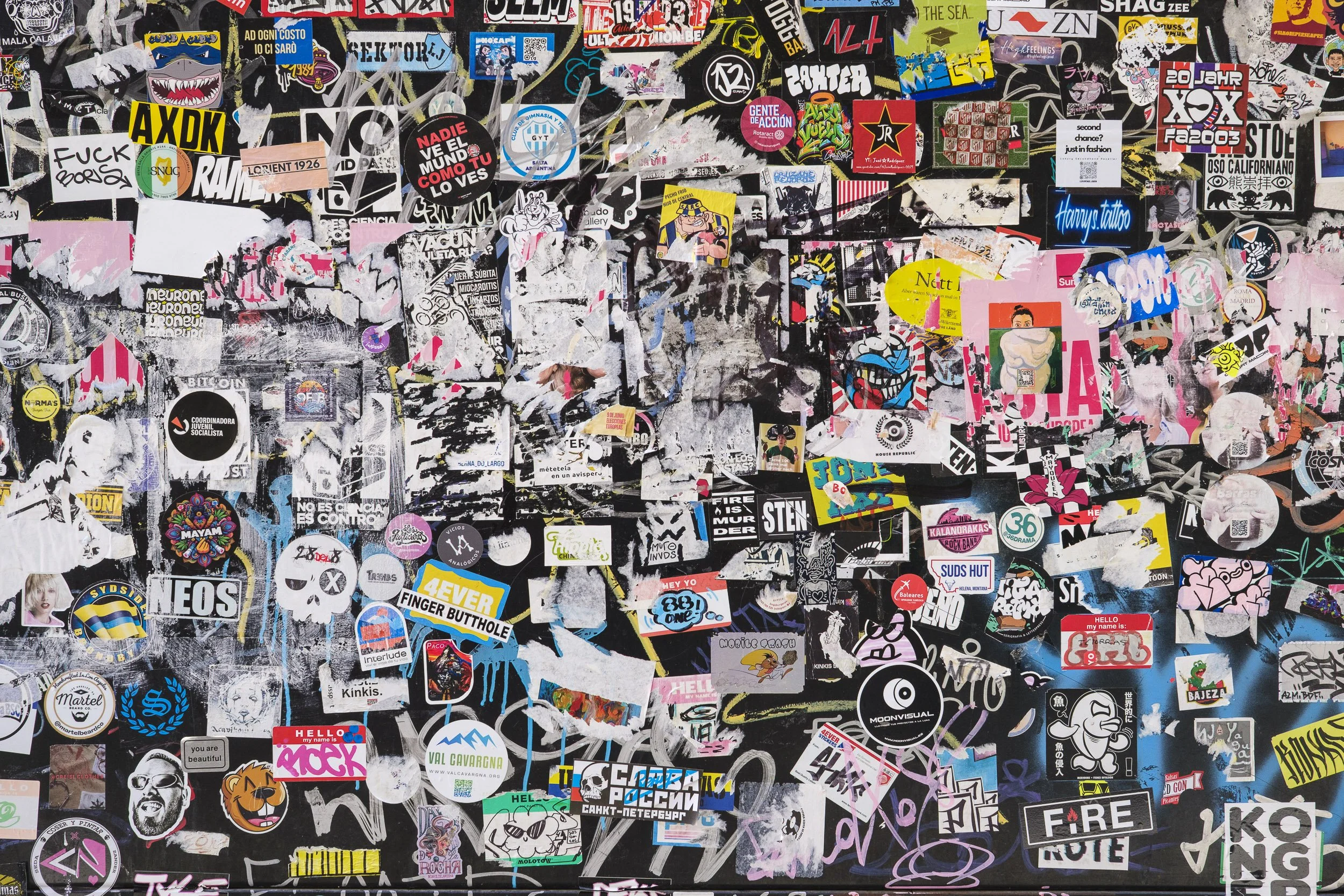 Pegatinas en una pared de Fuencarral