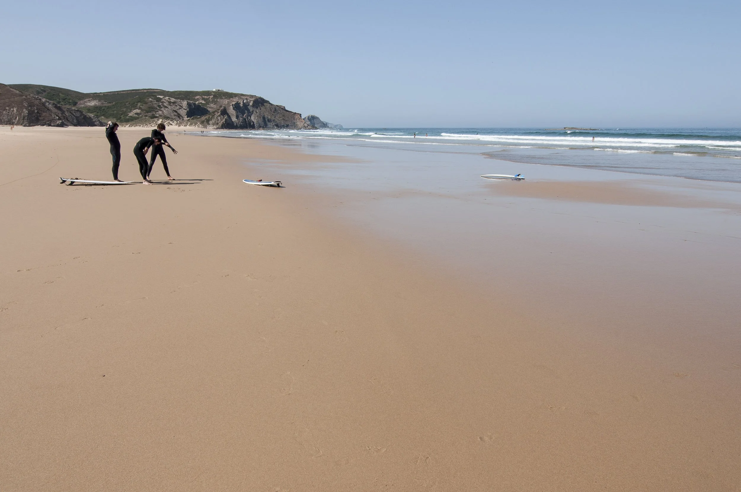 Surfistas en la playa de Amado, Algarve.