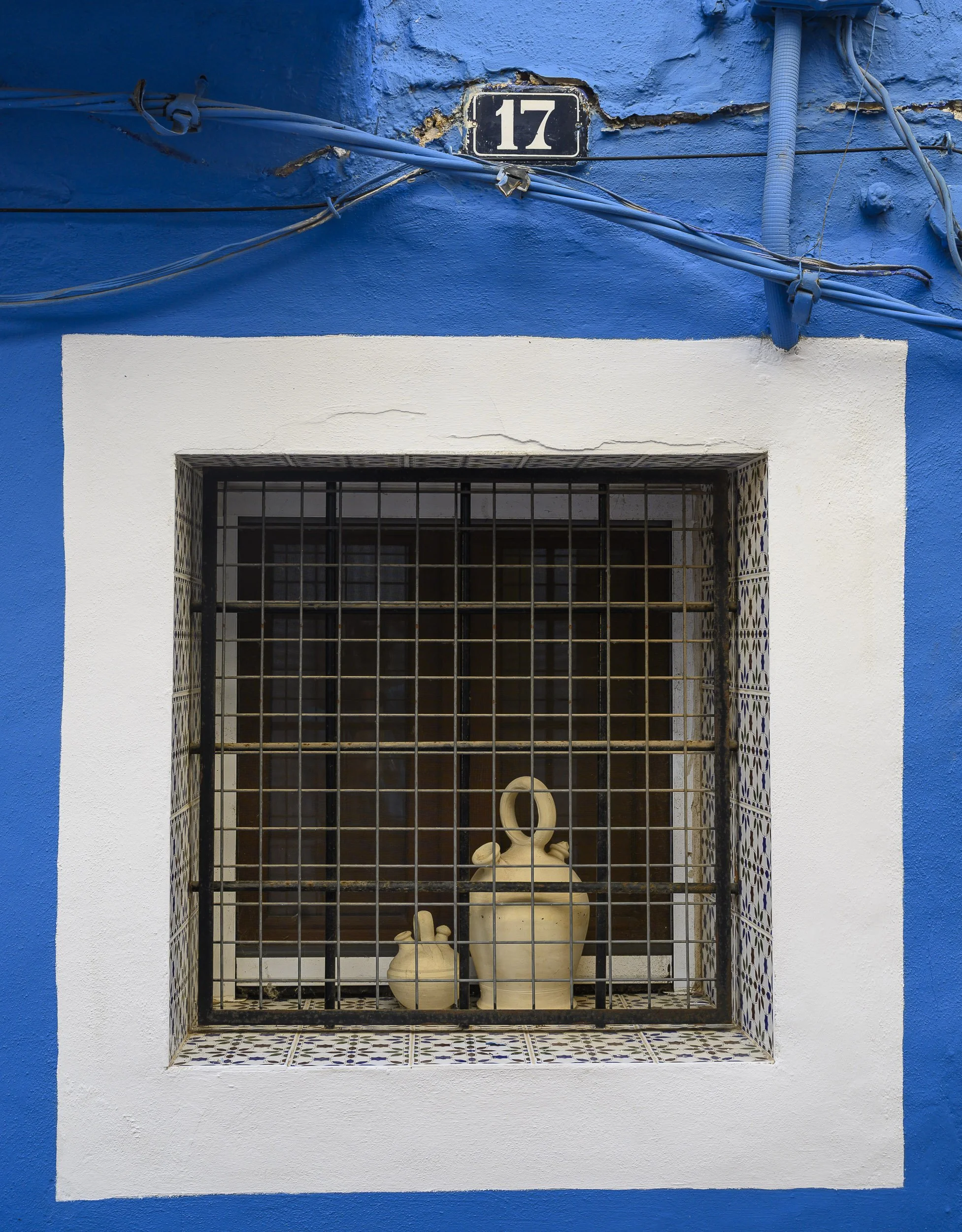 Una ventana con botijos en Villajoyosa